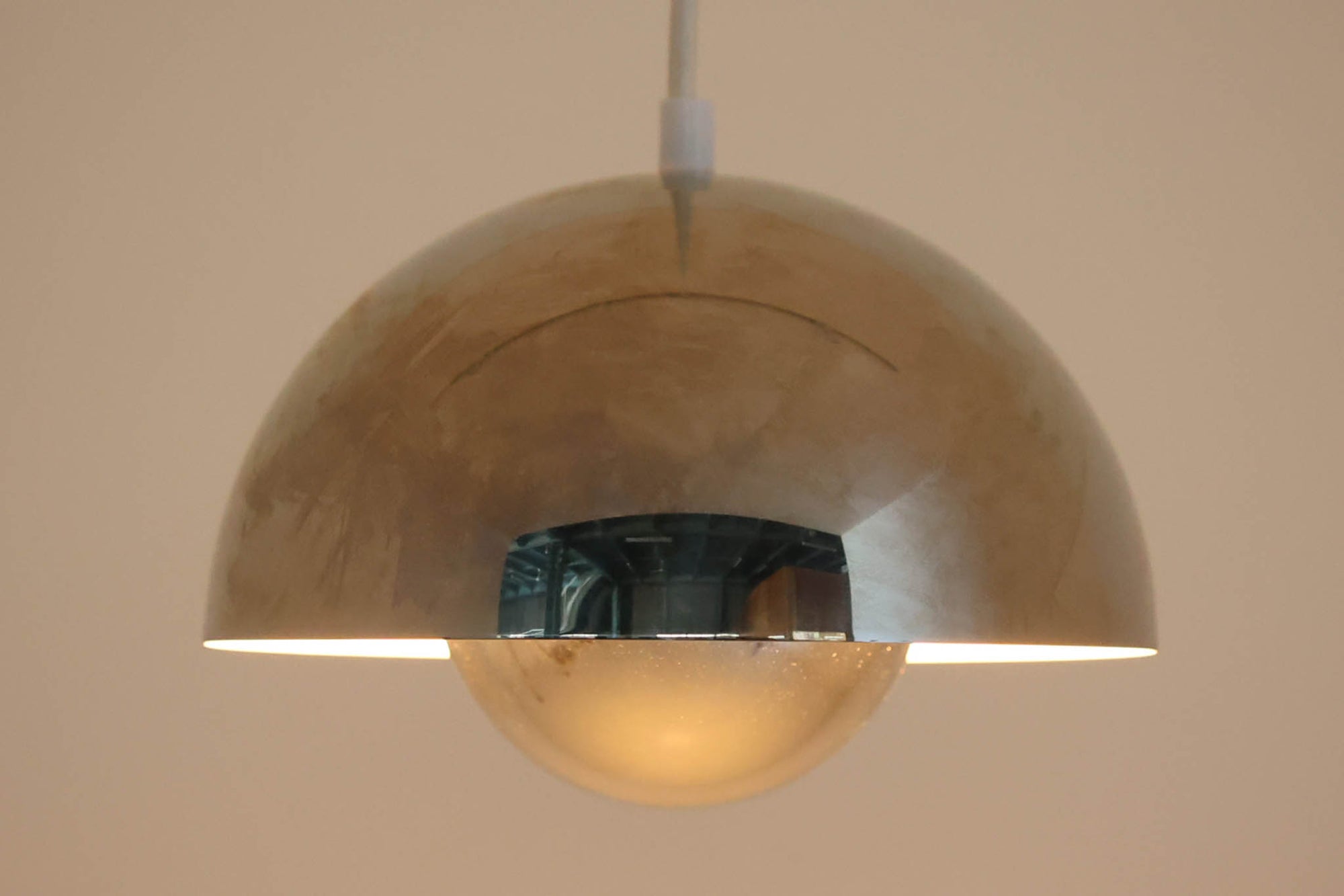 "ヴェルナー・パントン"によってデザインされた、「FlowerPot」ペンダントライトです。希少なクロームカラーで、現地でもかなり少なくなっています。