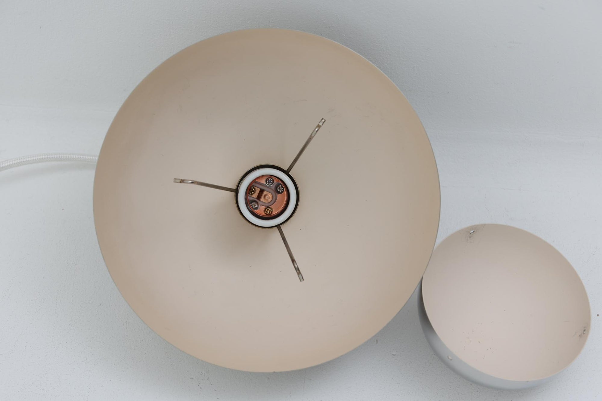 "ヴェルナー・パントン"によってデザインされた、「FlowerPot」ペンダントライトです。希少なクロームカラーで、現地でもかなり少なくなっています。