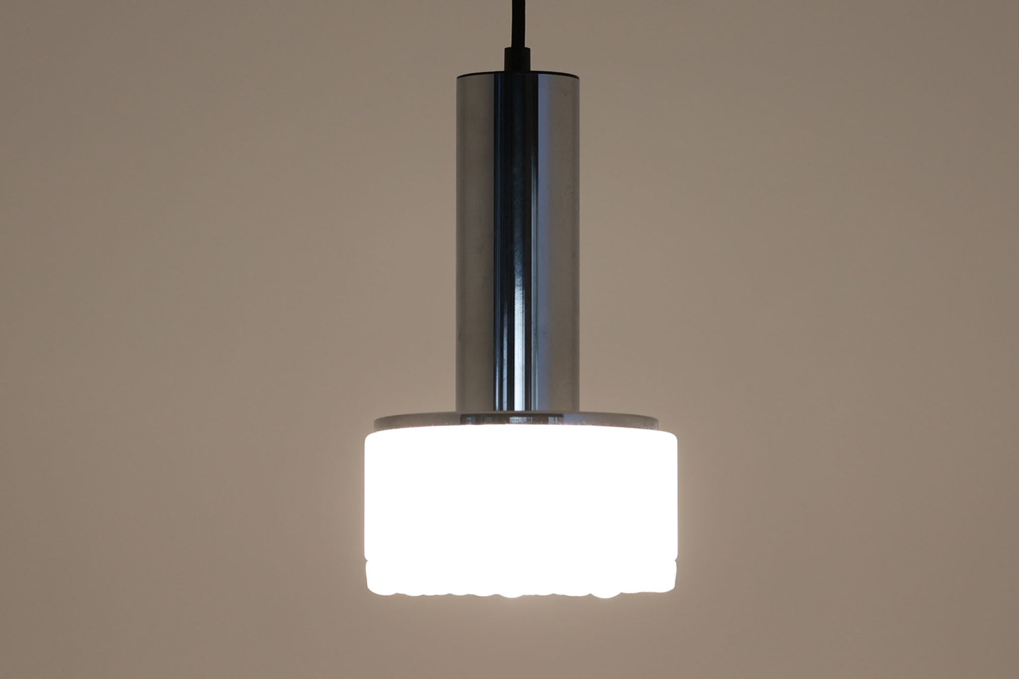 シンプルでありながら洗練されたデザインが魅力的なこちらの商品は、クロムメッキ仕上げのフレームと乳白色のガラスシェードが美しく調和しています。柔らかな光が空間を優雅に照らし、モダンな雰囲気を演出します。どんなインテリアにもぴったりな、北欧ならではのスタイリッシュなアイテムです。