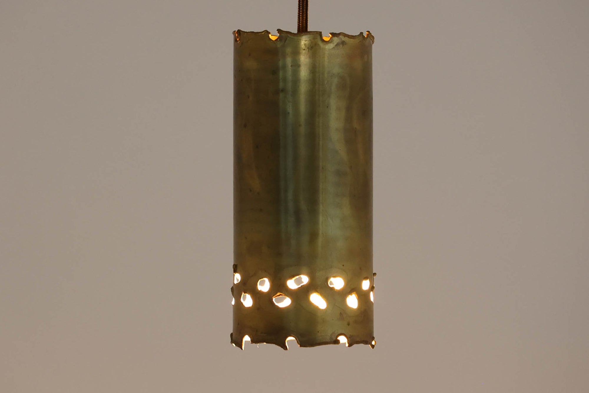 こちらは北欧で買い付けたペンダントライトです。真鍮を使用し、無骨な仕上がりでハンドメイドによって作られています。