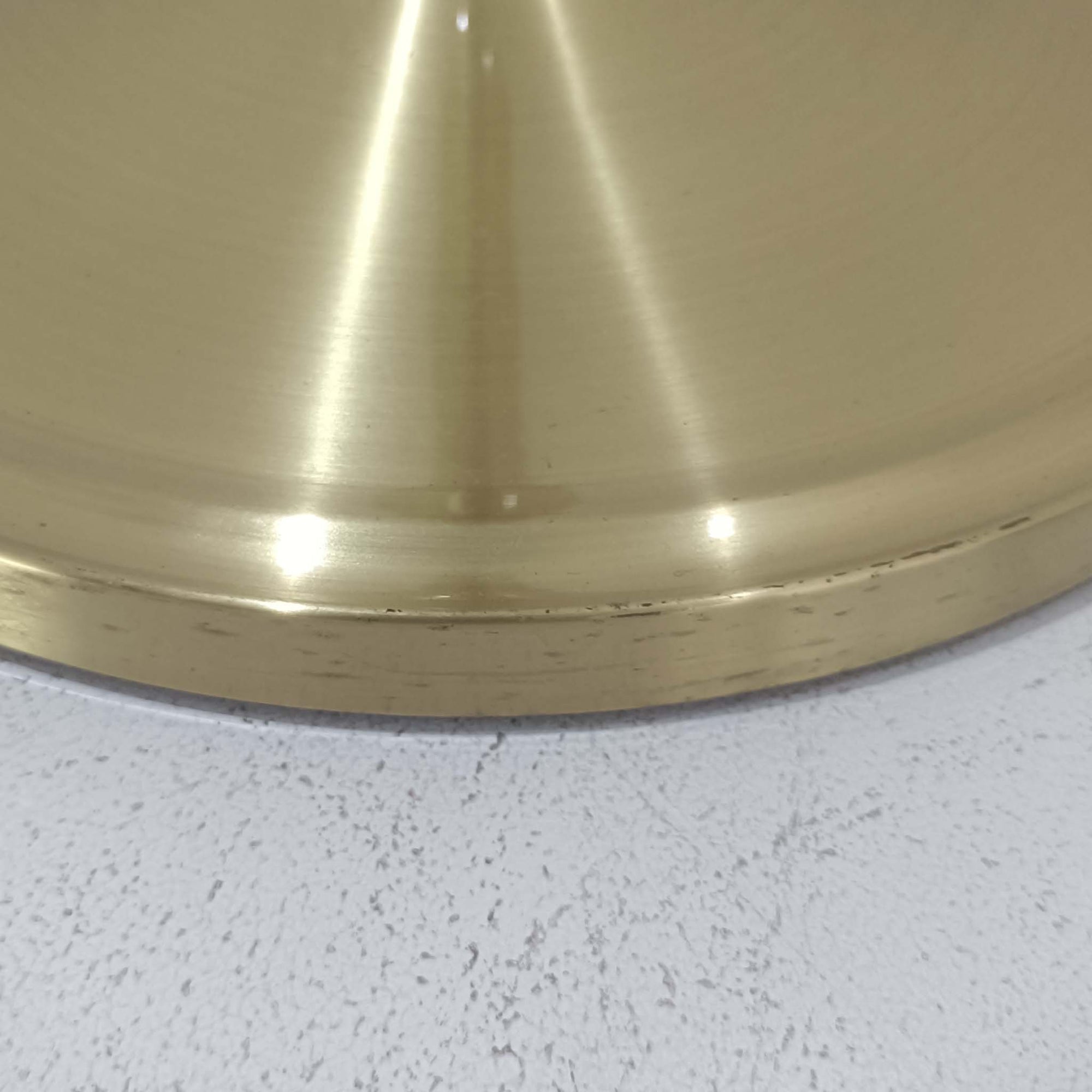 Aage PetersenによるデザインでLe Klint社から発表されたフロアランプModel 339です。真鍮をふんだんに使用したスタンドは高さ132～178cmまで調整可能で、空間や用途に合わせて最適な明かりを提供します。すっきりとした円形ベースと、ハンドメイドのプリーツシェードが北欧デザインらしい上質な雰囲気を演出。真鍮ならではの高級感に加え、経年による自然な風合いが味わいを増し、ビンテージらしい魅力を存分に堪能できます。リビングや書斎の読書灯としてはもちろん、間接照明としても活躍する存在感ある一品です。