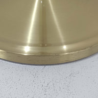 Aage PetersenによるデザインでLe Klint社から発表されたフロアランプModel 339です。真鍮をふんだんに使用したスタンドは高さ132～178cmまで調整可能で、空間や用途に合わせて最適な明かりを提供します。すっきりとした円形ベースと、ハンドメイドのプリーツシェードが北欧デザインらしい上質な雰囲気を演出。真鍮ならではの高級感に加え、経年による自然な風合いが味わいを増し、ビンテージらしい魅力を存分に堪能できます。リビングや書斎の読書灯としてはもちろん、間接照明としても活躍する存在感ある一品です。