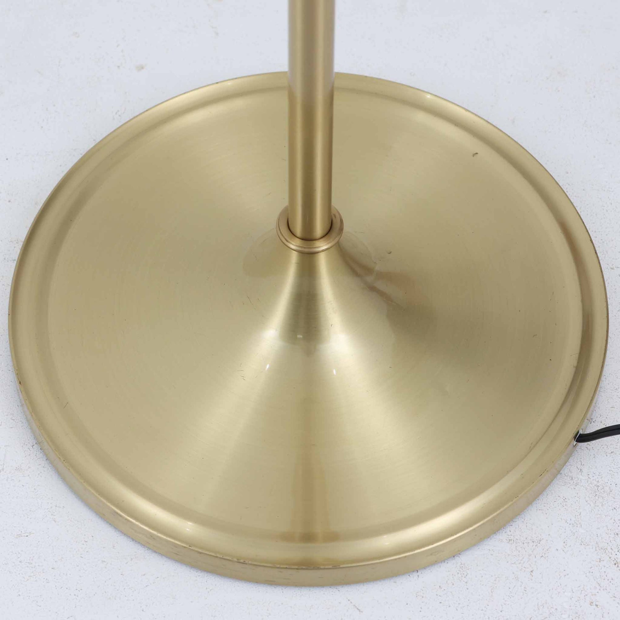 Aage PetersenによるデザインでLe Klint社から発表されたフロアランプModel 339です。真鍮をふんだんに使用したスタンドは高さ132～178cmまで調整可能で、空間や用途に合わせて最適な明かりを提供します。すっきりとした円形ベースと、ハンドメイドのプリーツシェードが北欧デザインらしい上質な雰囲気を演出。真鍮ならではの高級感に加え、経年による自然な風合いが味わいを増し、ビンテージらしい魅力を存分に堪能できます。リビングや書斎の読書灯としてはもちろん、間接照明としても活躍する存在感ある一品です。