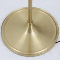 Aage PetersenによるデザインでLe Klint社から発表されたフロアランプModel 339です。真鍮をふんだんに使用したスタンドは高さ132～178cmまで調整可能で、空間や用途に合わせて最適な明かりを提供します。すっきりとした円形ベースと、ハンドメイドのプリーツシェードが北欧デザインらしい上質な雰囲気を演出。真鍮ならではの高級感に加え、経年による自然な風合いが味わいを増し、ビンテージらしい魅力を存分に堪能できます。リビングや書斎の読書灯としてはもちろん、間接照明としても活躍する存在感ある一品です。