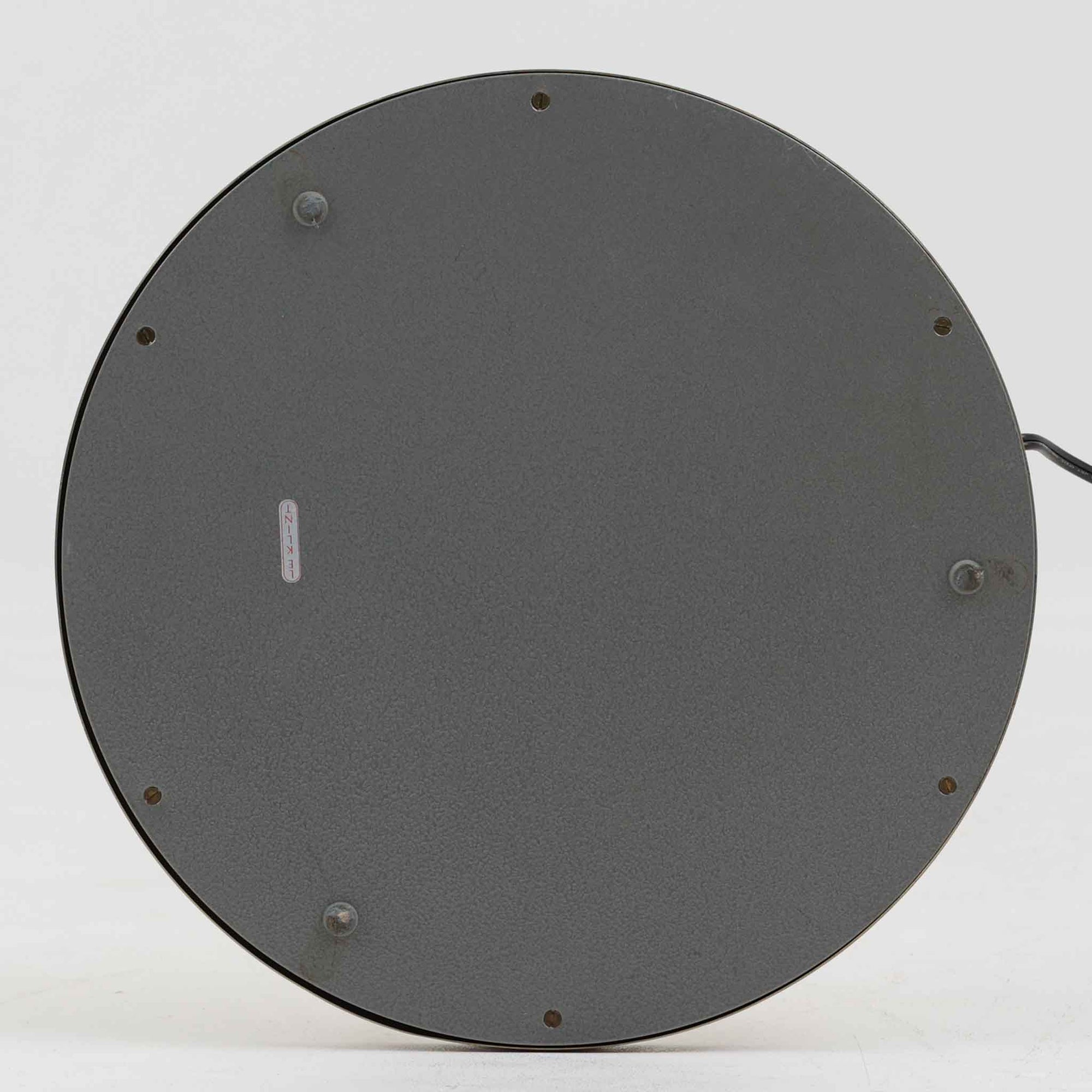 Aage PetersenによるデザインでLe Klint社から発表されたフロアランプModel 339です。真鍮をふんだんに使用したスタンドは高さ132～178cmまで調整可能で、空間や用途に合わせて最適な明かりを提供します。すっきりとした円形ベースと、ハンドメイドのプリーツシェードが北欧デザインらしい上質な雰囲気を演出。真鍮ならではの高級感に加え、経年による自然な風合いが味わいを増し、ビンテージらしい魅力を存分に堪能できます。リビングや書斎の読書灯としてはもちろん、間接照明としても活躍する存在感ある一品です。