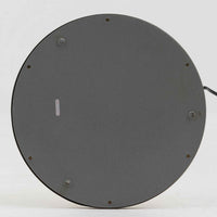 Aage PetersenによるデザインでLe Klint社から発表されたフロアランプModel 339です。真鍮をふんだんに使用したスタンドは高さ132～178cmまで調整可能で、空間や用途に合わせて最適な明かりを提供します。すっきりとした円形ベースと、ハンドメイドのプリーツシェードが北欧デザインらしい上質な雰囲気を演出。真鍮ならではの高級感に加え、経年による自然な風合いが味わいを増し、ビンテージらしい魅力を存分に堪能できます。リビングや書斎の読書灯としてはもちろん、間接照明としても活躍する存在感ある一品です。