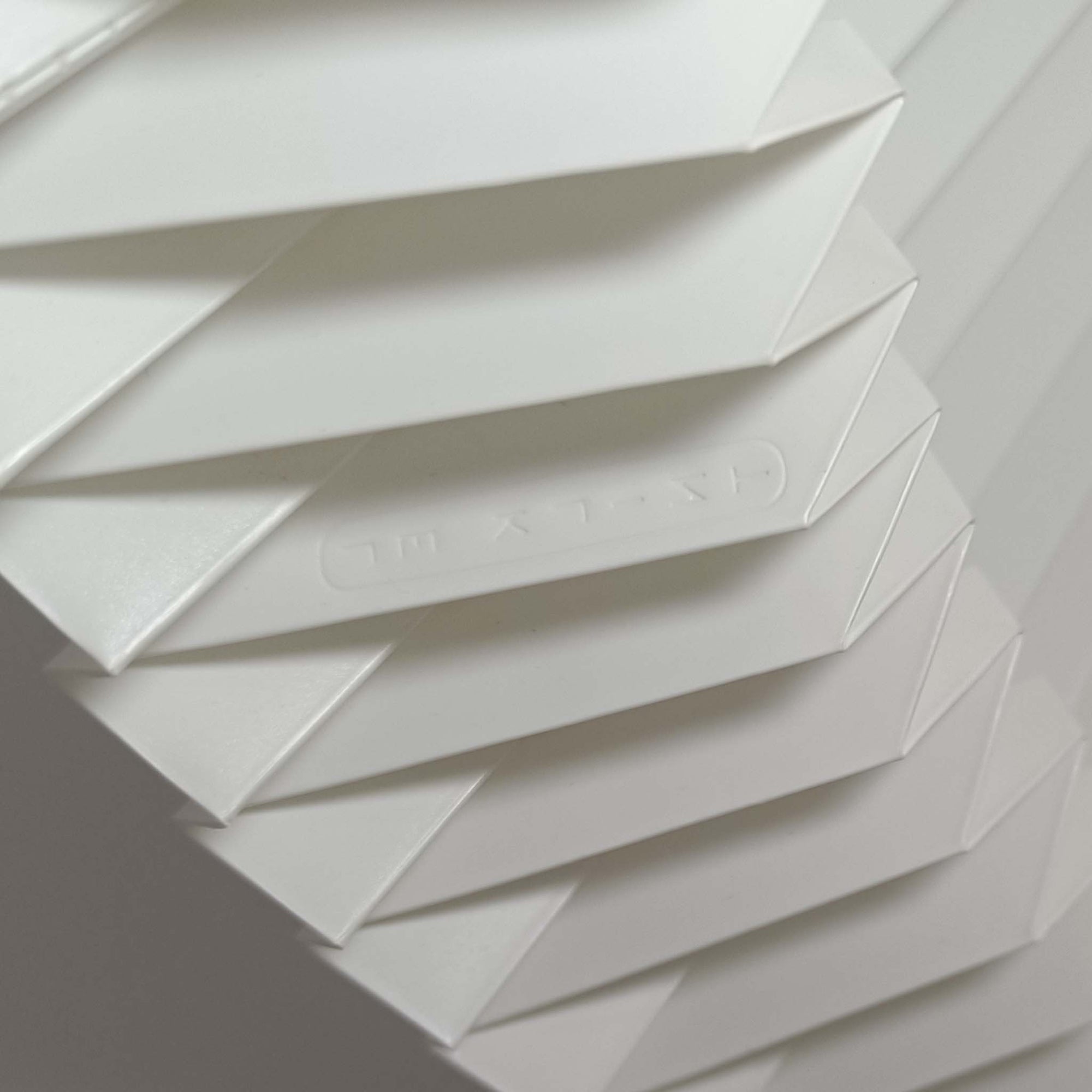 Aage PetersenによるデザインでLe Klint社から発表されたフロアランプModel 339です。真鍮をふんだんに使用したスタンドは高さ132～178cmまで調整可能で、空間や用途に合わせて最適な明かりを提供します。すっきりとした円形ベースと、ハンドメイドのプリーツシェードが北欧デザインらしい上質な雰囲気を演出。真鍮ならではの高級感に加え、経年による自然な風合いが味わいを増し、ビンテージらしい魅力を存分に堪能できます。リビングや書斎の読書灯としてはもちろん、間接照明としても活躍する存在感ある一品です。