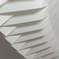 Aage PetersenによるデザインでLe Klint社から発表されたフロアランプModel 339です。真鍮をふんだんに使用したスタンドは高さ132～178cmまで調整可能で、空間や用途に合わせて最適な明かりを提供します。すっきりとした円形ベースと、ハンドメイドのプリーツシェードが北欧デザインらしい上質な雰囲気を演出。真鍮ならではの高級感に加え、経年による自然な風合いが味わいを増し、ビンテージらしい魅力を存分に堪能できます。リビングや書斎の読書灯としてはもちろん、間接照明としても活躍する存在感ある一品です。