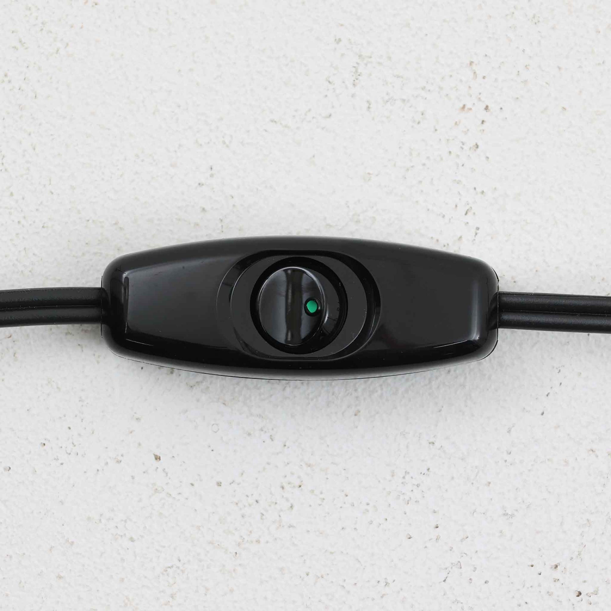 Aage PetersenによるデザインでLe Klint社から発表されたフロアランプModel 339です。真鍮をふんだんに使用したスタンドは高さ132～178cmまで調整可能で、空間や用途に合わせて最適な明かりを提供します。すっきりとした円形ベースと、ハンドメイドのプリーツシェードが北欧デザインらしい上質な雰囲気を演出。真鍮ならではの高級感に加え、経年による自然な風合いが味わいを増し、ビンテージらしい魅力を存分に堪能できます。リビングや書斎の読書灯としてはもちろん、間接照明としても活躍する存在感ある一品です。