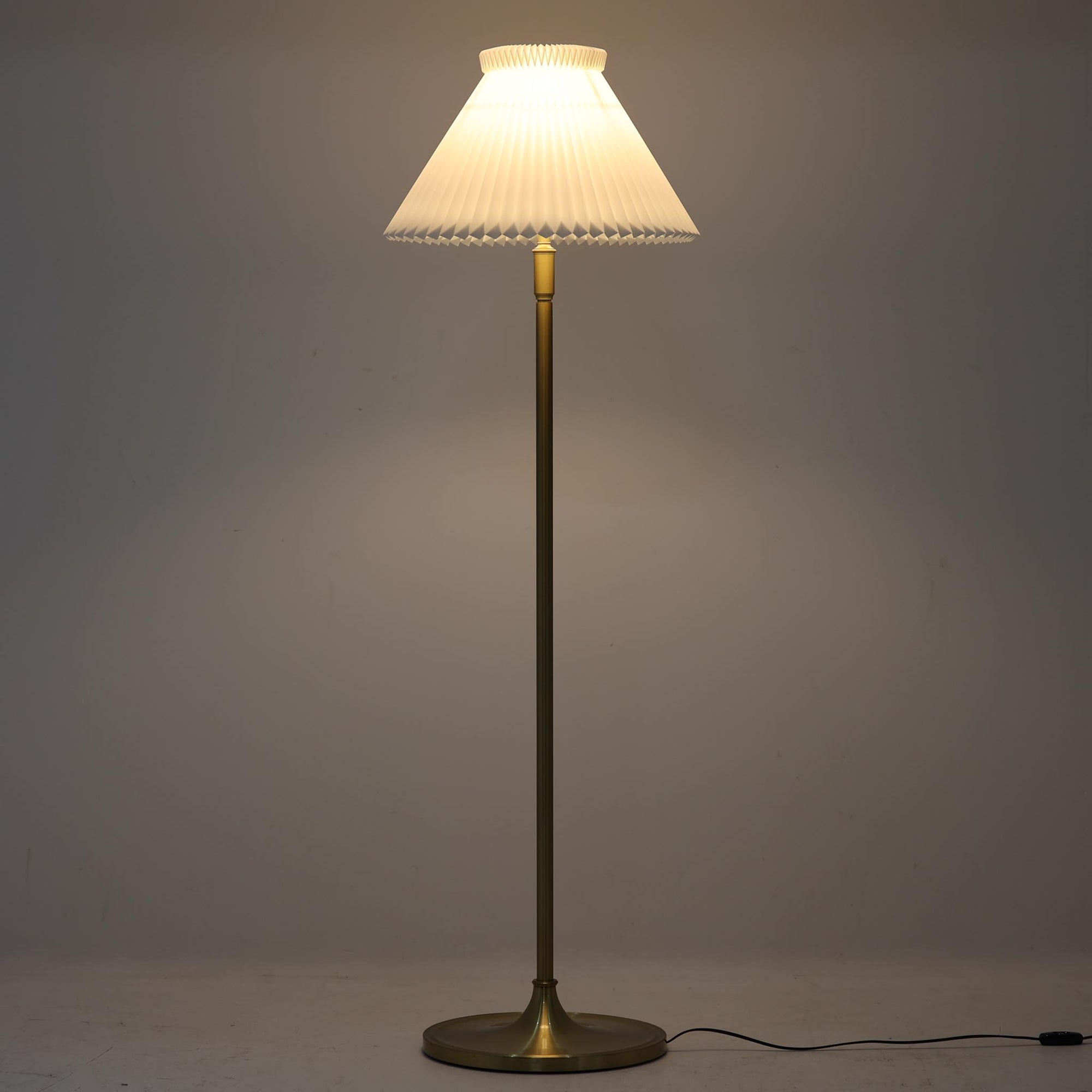 Aage PetersenによるデザインでLe Klint社から発表されたフロアランプModel 339です。真鍮をふんだんに使用したスタンドは高さ132～178cmまで調整可能で、空間や用途に合わせて最適な明かりを提供します。すっきりとした円形ベースと、ハンドメイドのプリーツシェードが北欧デザインらしい上質な雰囲気を演出。真鍮ならではの高級感に加え、経年による自然な風合いが味わいを増し、ビンテージらしい魅力を存分に堪能できます。リビングや書斎の読書灯としてはもちろん、間接照明としても活躍する存在感ある一品です。
