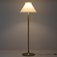 Aage PetersenによるデザインでLe Klint社から発表されたフロアランプModel 339です。真鍮をふんだんに使用したスタンドは高さ132～178cmまで調整可能で、空間や用途に合わせて最適な明かりを提供します。すっきりとした円形ベースと、ハンドメイドのプリーツシェードが北欧デザインらしい上質な雰囲気を演出。真鍮ならではの高級感に加え、経年による自然な風合いが味わいを増し、ビンテージらしい魅力を存分に堪能できます。リビングや書斎の読書灯としてはもちろん、間接照明としても活躍する存在感ある一品です。