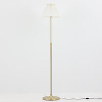 Aage PetersenによるデザインでLe Klint社から発表されたフロアランプModel 339です。真鍮をふんだんに使用したスタンドは高さ132～178cmまで調整可能で、空間や用途に合わせて最適な明かりを提供します。すっきりとした円形ベースと、ハンドメイドのプリーツシェードが北欧デザインらしい上質な雰囲気を演出。真鍮ならではの高級感に加え、経年による自然な風合いが味わいを増し、ビンテージらしい魅力を存分に堪能できます。リビングや書斎の読書灯としてはもちろん、間接照明としても活躍する存在感ある一品です。