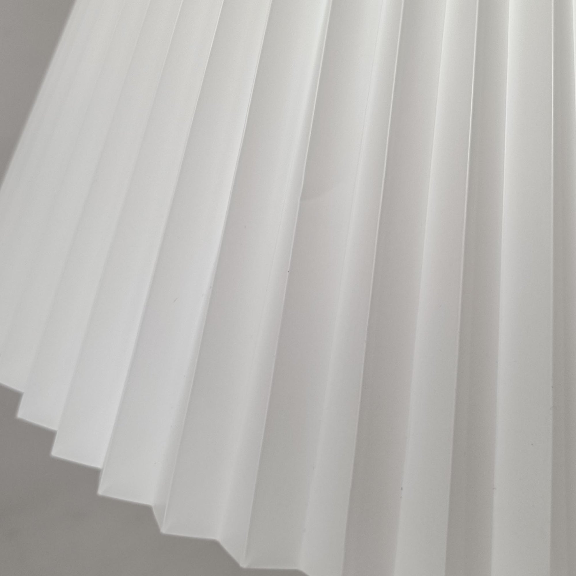 Aage PetersenによるデザインでLe Klint社から発表されたフロアランプModel 339です。真鍮をふんだんに使用したスタンドは高さ132～178cmまで調整可能で、空間や用途に合わせて最適な明かりを提供します。すっきりとした円形ベースと、ハンドメイドのプリーツシェードが北欧デザインらしい上質な雰囲気を演出。真鍮ならではの高級感に加え、経年による自然な風合いが味わいを増し、ビンテージらしい魅力を存分に堪能できます。リビングや書斎の読書灯としてはもちろん、間接照明としても活躍する存在感ある一品です。