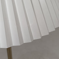 Aage PetersenによるデザインでLe Klint社から発表されたフロアランプModel 339です。真鍮をふんだんに使用したスタンドは高さ132～178cmまで調整可能で、空間や用途に合わせて最適な明かりを提供します。すっきりとした円形ベースと、ハンドメイドのプリーツシェードが北欧デザインらしい上質な雰囲気を演出。真鍮ならではの高級感に加え、経年による自然な風合いが味わいを増し、ビンテージらしい魅力を存分に堪能できます。リビングや書斎の読書灯としてはもちろん、間接照明としても活躍する存在感ある一品です。