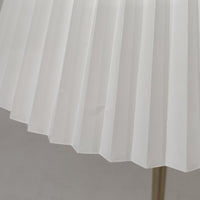 Aage PetersenによるデザインでLe Klint社から発表されたフロアランプModel 339です。真鍮をふんだんに使用したスタンドは高さ132～178cmまで調整可能で、空間や用途に合わせて最適な明かりを提供します。すっきりとした円形ベースと、ハンドメイドのプリーツシェードが北欧デザインらしい上質な雰囲気を演出。真鍮ならではの高級感に加え、経年による自然な風合いが味わいを増し、ビンテージらしい魅力を存分に堪能できます。リビングや書斎の読書灯としてはもちろん、間接照明としても活躍する存在感ある一品です。