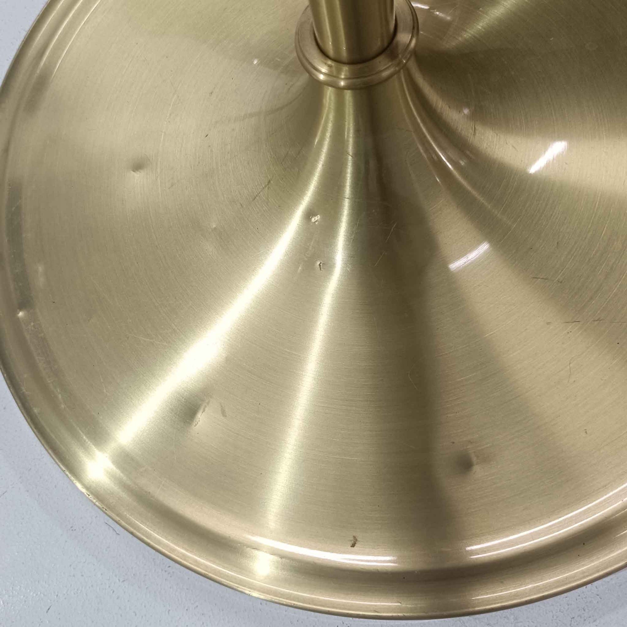 Aage PetersenによるデザインでLe Klint社から発表されたフロアランプModel 339です。真鍮をふんだんに使用したスタンドは高さ132～178cmまで調整可能で、空間や用途に合わせて最適な明かりを提供します。すっきりとした円形ベースと、ハンドメイドのプリーツシェードが北欧デザインらしい上質な雰囲気を演出。真鍮ならではの高級感に加え、経年による自然な風合いが味わいを増し、ビンテージらしい魅力を存分に堪能できます。リビングや書斎の読書灯としてはもちろん、間接照明としても活躍する存在感ある一品です。