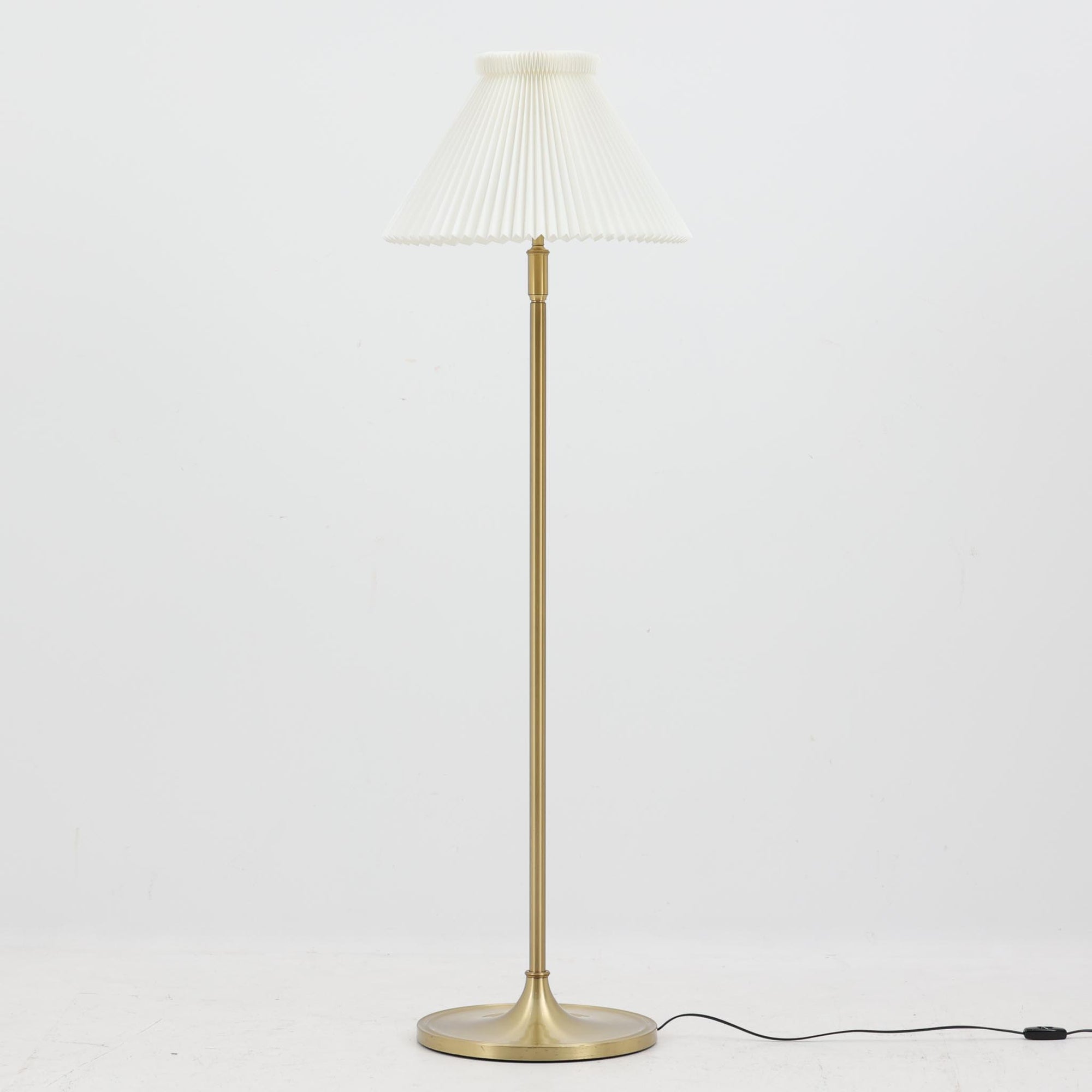 Aage PetersenによるデザインでLe Klint社から発表されたフロアランプModel 339です。真鍮をふんだんに使用したスタンドは高さ132～178cmまで調整可能で、空間や用途に合わせて最適な明かりを提供します。すっきりとした円形ベースと、ハンドメイドのプリーツシェードが北欧デザインらしい上質な雰囲気を演出。真鍮ならではの高級感に加え、経年による自然な風合いが味わいを増し、ビンテージらしい魅力を存分に堪能できます。リビングや書斎の読書灯としてはもちろん、間接照明としても活躍する存在感ある一品です。