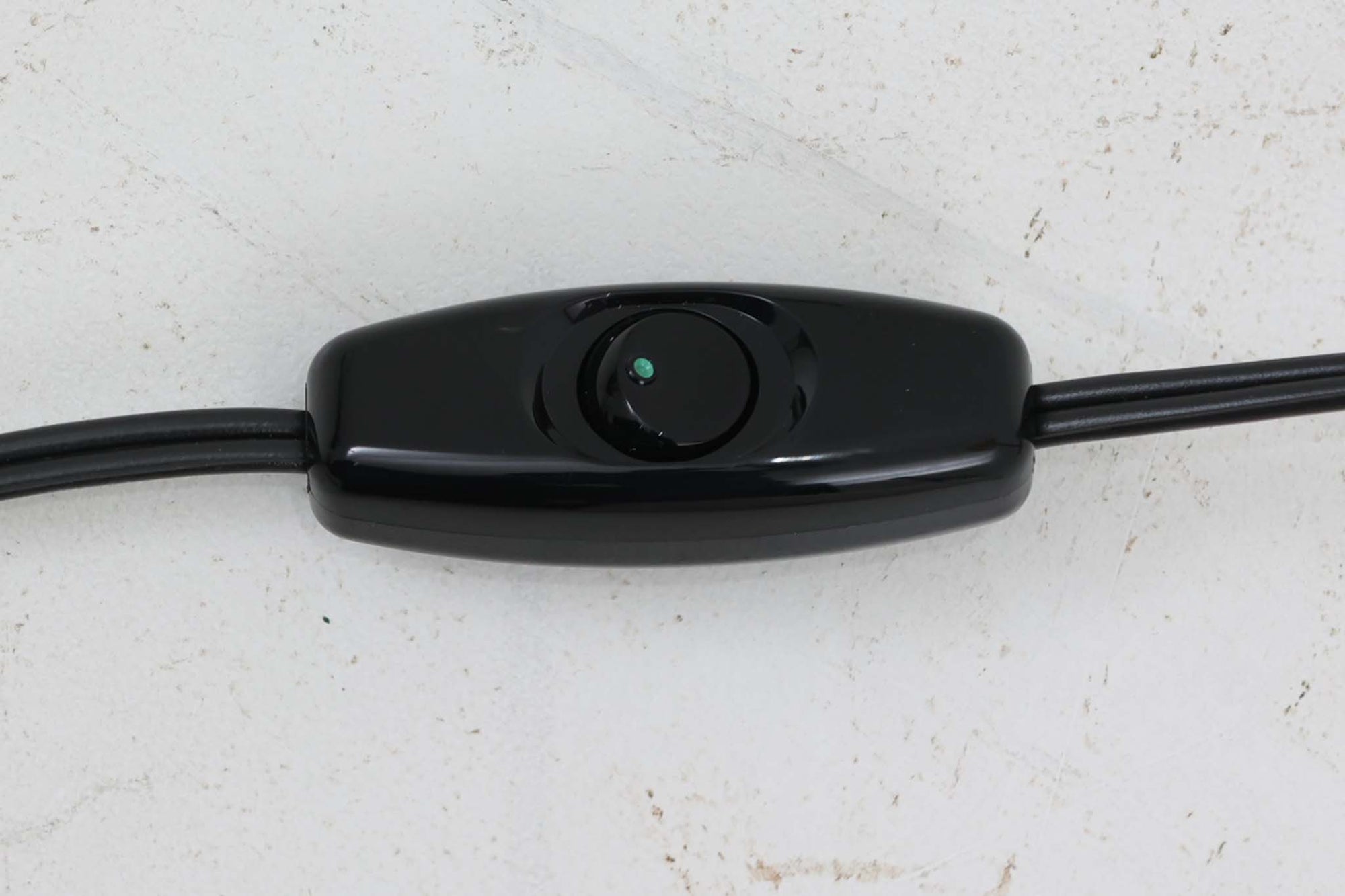 北欧より買い付けたフロアランプです。フレームには高品質なチーク材が使用されており、温かみのある木肌と洗練されたデザインが、北欧照明ならではの魅力を存分に感じさせます。付属のシェードは、デンマークの名門ブランドLE KLINT社製。使用感はございますが、職人の手折りによる独特のデザインが、柔らかく美しい光を生み出し、空間全体を優しく包み込みます。リビングや読書スペース、ベッドサイドなど様々な場所でお使いいただけます。