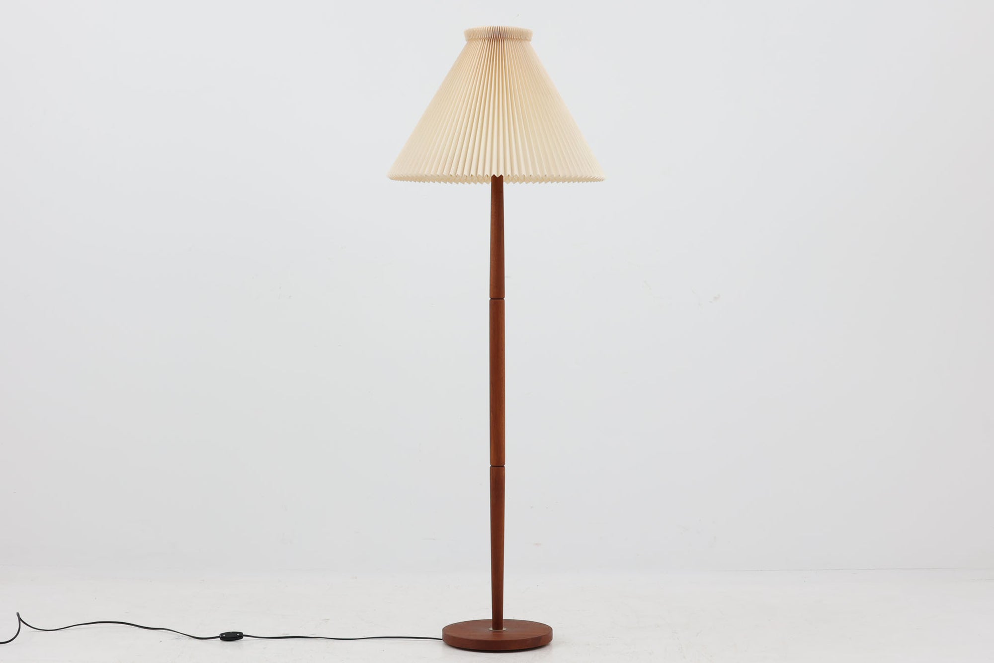 北欧より買い付けたフロアランプです。フレームには高品質なチーク材が使用されており、温かみのある木肌と洗練されたデザインが、北欧照明ならではの魅力を存分に感じさせます。付属のシェードは、デンマークの名門ブランドLE KLINT社製。使用感はございますが、職人の手折りによる独特のデザインが、柔らかく美しい光を生み出し、空間全体を優しく包み込みます。リビングや読書スペース、ベッドサイドなど様々な場所でお使いいただけます。