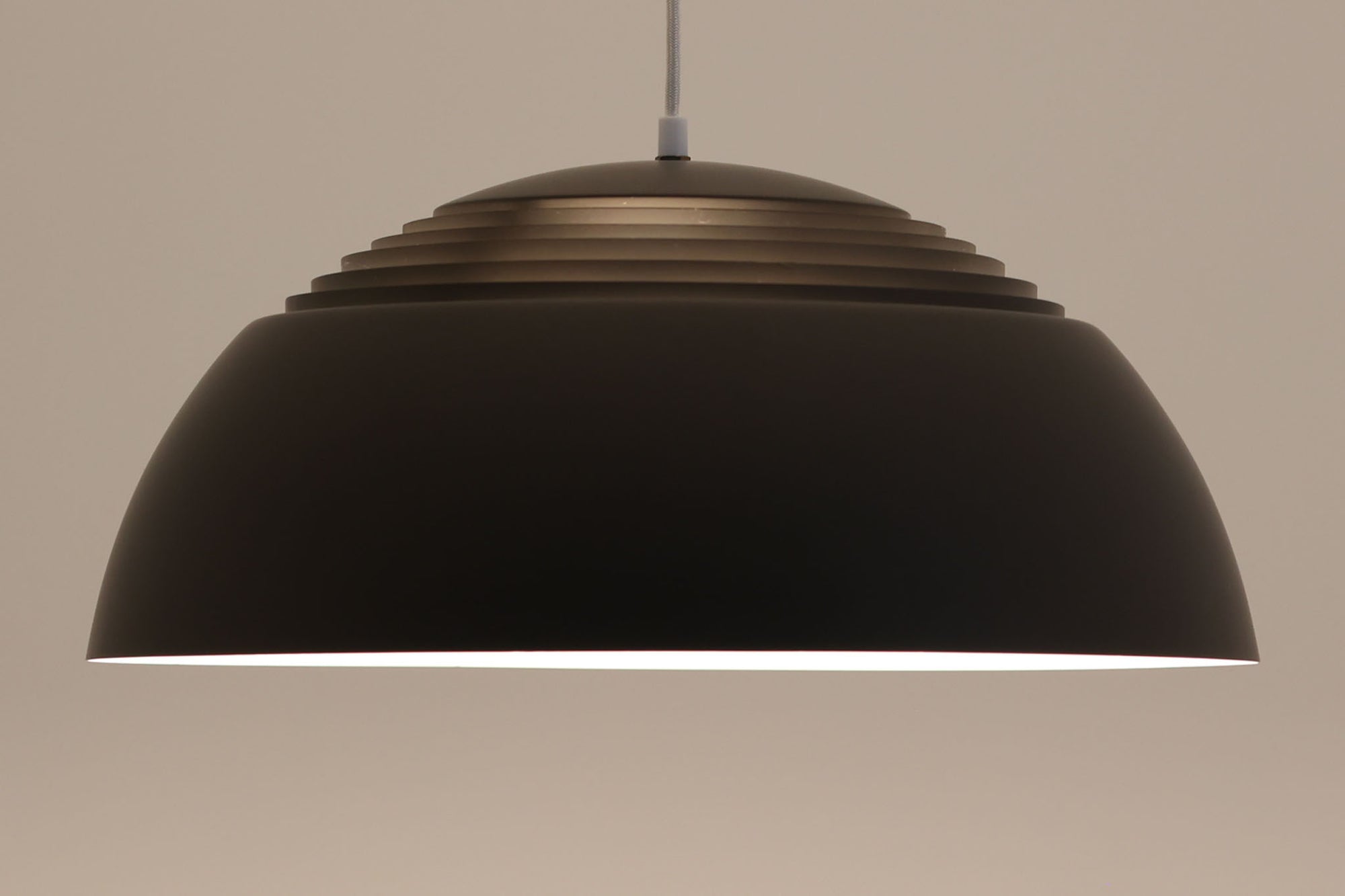 北欧照明を代表するArne JacobsenによってデザインされたAJロイヤルです。現行品と違いランプ下側にディフューザーは付属しません。4つのソケットがあり十分な明るさがございます。