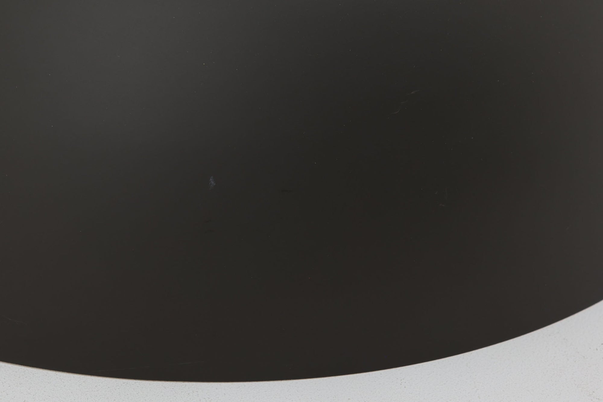 北欧照明を代表するArne JacobsenによってデザインされたAJロイヤルです。現行品と違いランプ下側にディフューザーは付属しません。4つのソケットがあり十分な明るさがございます。