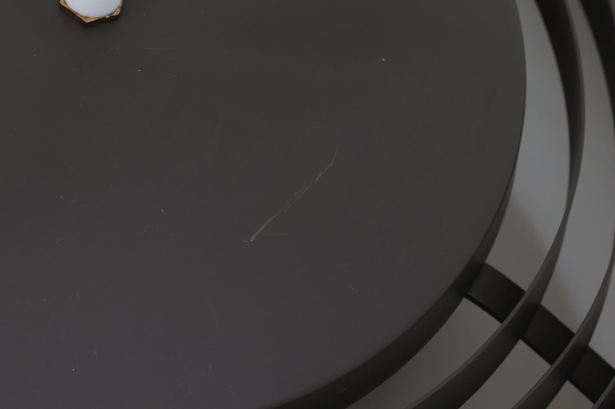 北欧照明を代表するArne JacobsenによってデザインされたAJロイヤルです。現行品と違いランプ下側にディフューザーは付属しません。4つのソケットがあり十分な明るさがございます。