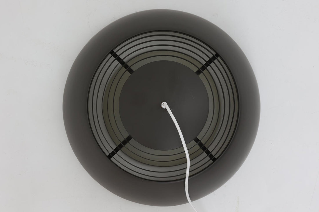 北欧照明を代表するArne JacobsenによってデザインされたAJロイヤルです。現行品と違いランプ下側にディフューザーは付属しません。4つのソケットがあり十分な明るさがございます。