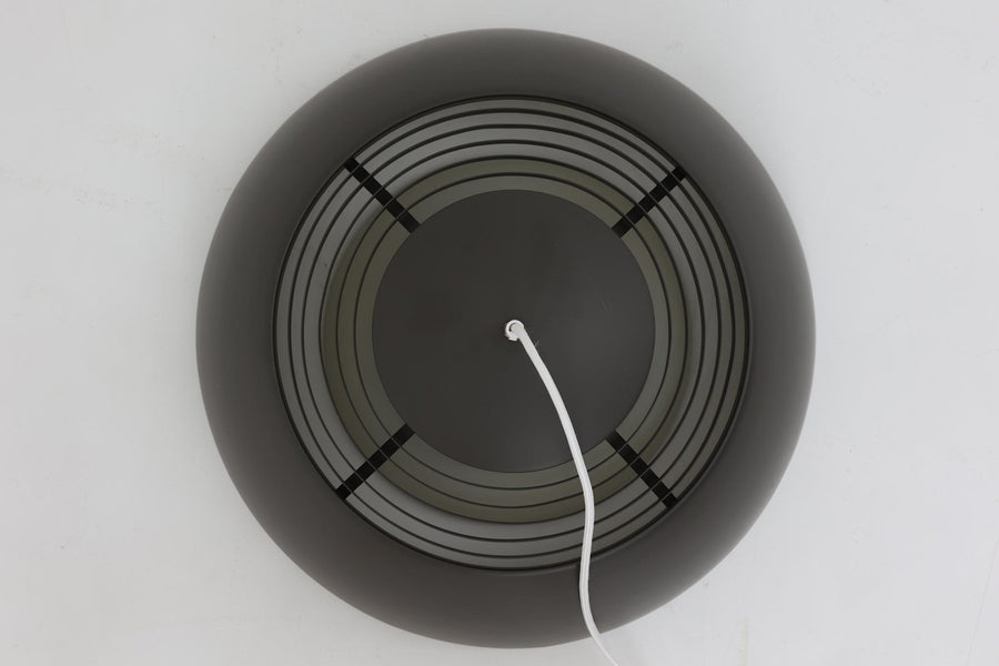北欧照明を代表するArne JacobsenによってデザインされたAJロイヤルです。現行品と違いランプ下側にディフューザーは付属しません。4つのソケットがあり十分な明るさがございます。