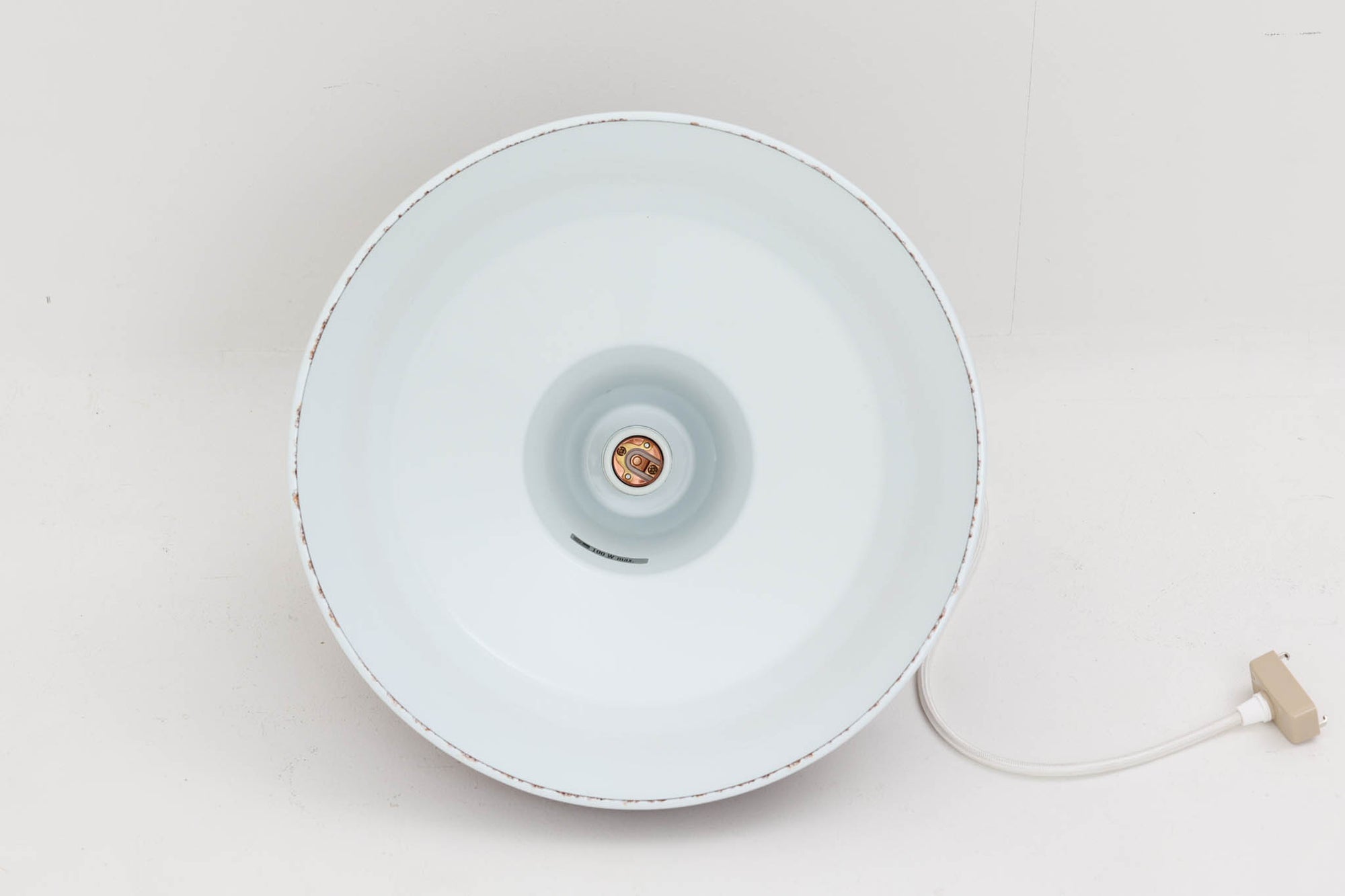 「The work shop lamp」です。Louis Poulsen社の定番ランプ。復刻品はアルミ製ですが、こちらはビンテージ品ならではの琺瑯＆エナメルモデル。艶感が魅力的です。