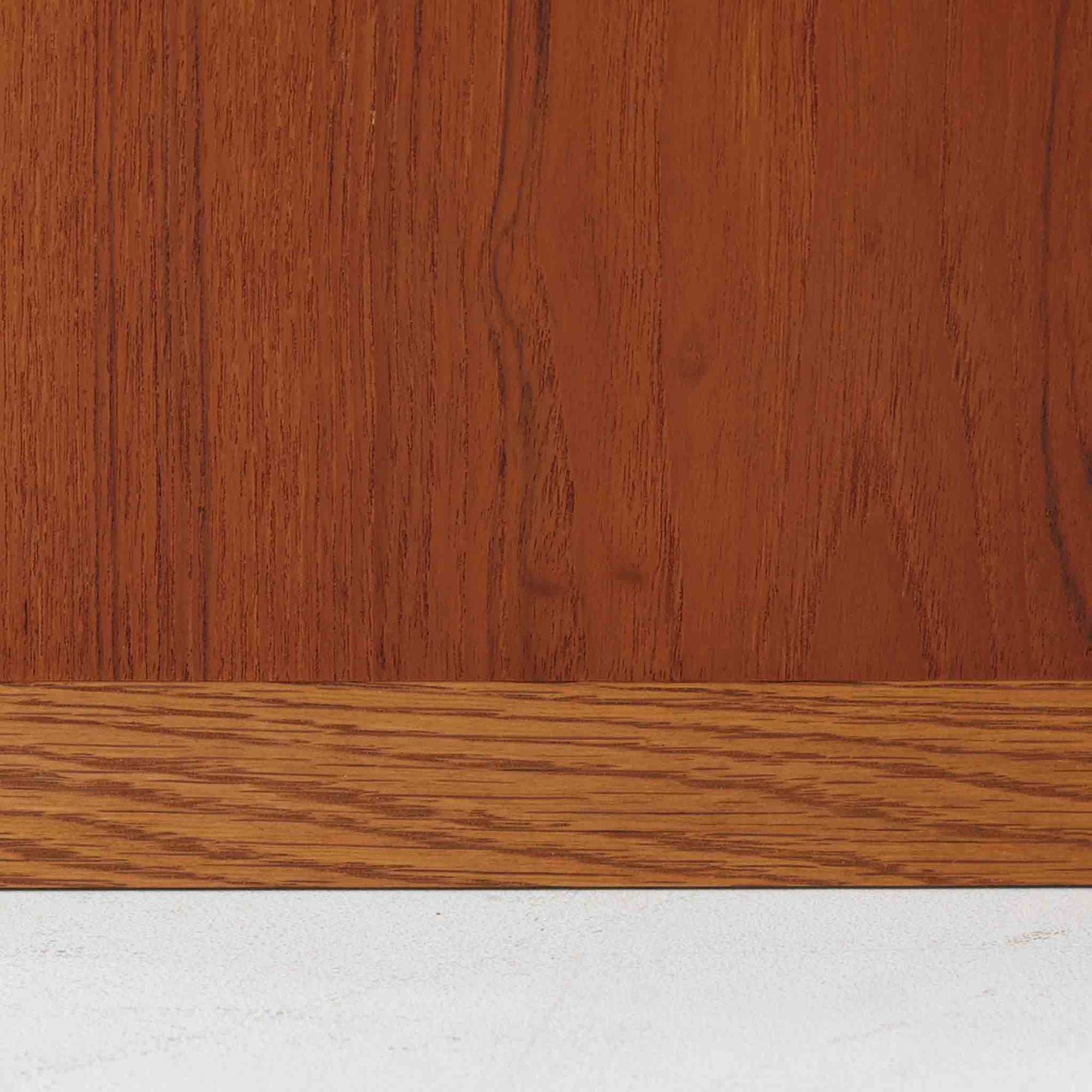 Hans J. Wegnerが手掛けたこちらの多段チェストは、Ry Mobler社によって1962年に製造されたもので、チーク材とオーク材の美しいコントラストが印象的な一台です。チーク材仕様のモデルは現存数が少なく、希少です。端正なフォルムと落ち着いた木肌は、寝室やリビングに上質な温もりをもたらします。引き出し内部にはフェルトが敷かれ、最上段には鍵付きの収納も備わっており、細部にまでこだわった設計が魅力です。※写真には写っておりませんが、鍵が1点付属いたします。実用性と美しさを兼ね備えた、北欧ビンテージらしい逸品です。