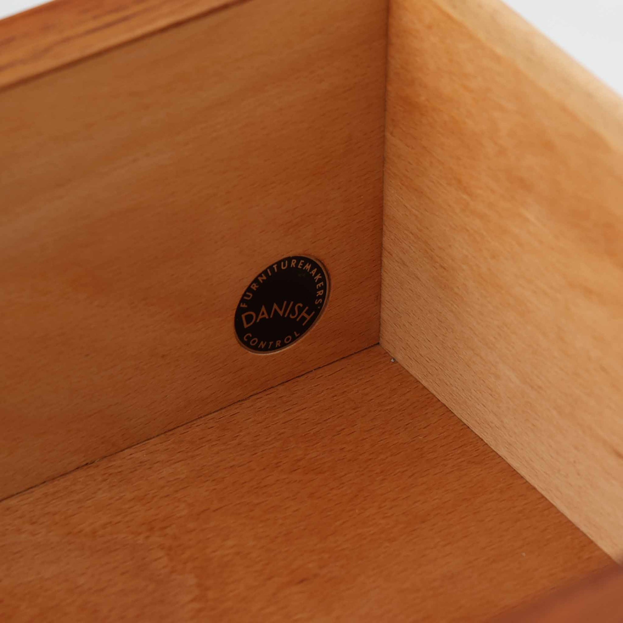 Hans J. Wegnerが手掛けたこちらの多段チェストは、Ry Mobler社によって1962年に製造されたもので、チーク材とオーク材の美しいコントラストが印象的な一台です。チーク材仕様のモデルは現存数が少なく、希少です。端正なフォルムと落ち着いた木肌は、寝室やリビングに上質な温もりをもたらします。引き出し内部にはフェルトが敷かれ、最上段には鍵付きの収納も備わっており、細部にまでこだわった設計が魅力です。※写真には写っておりませんが、鍵が1点付属いたします。実用性と美しさを兼ね備えた、北欧ビンテージらしい逸品です。