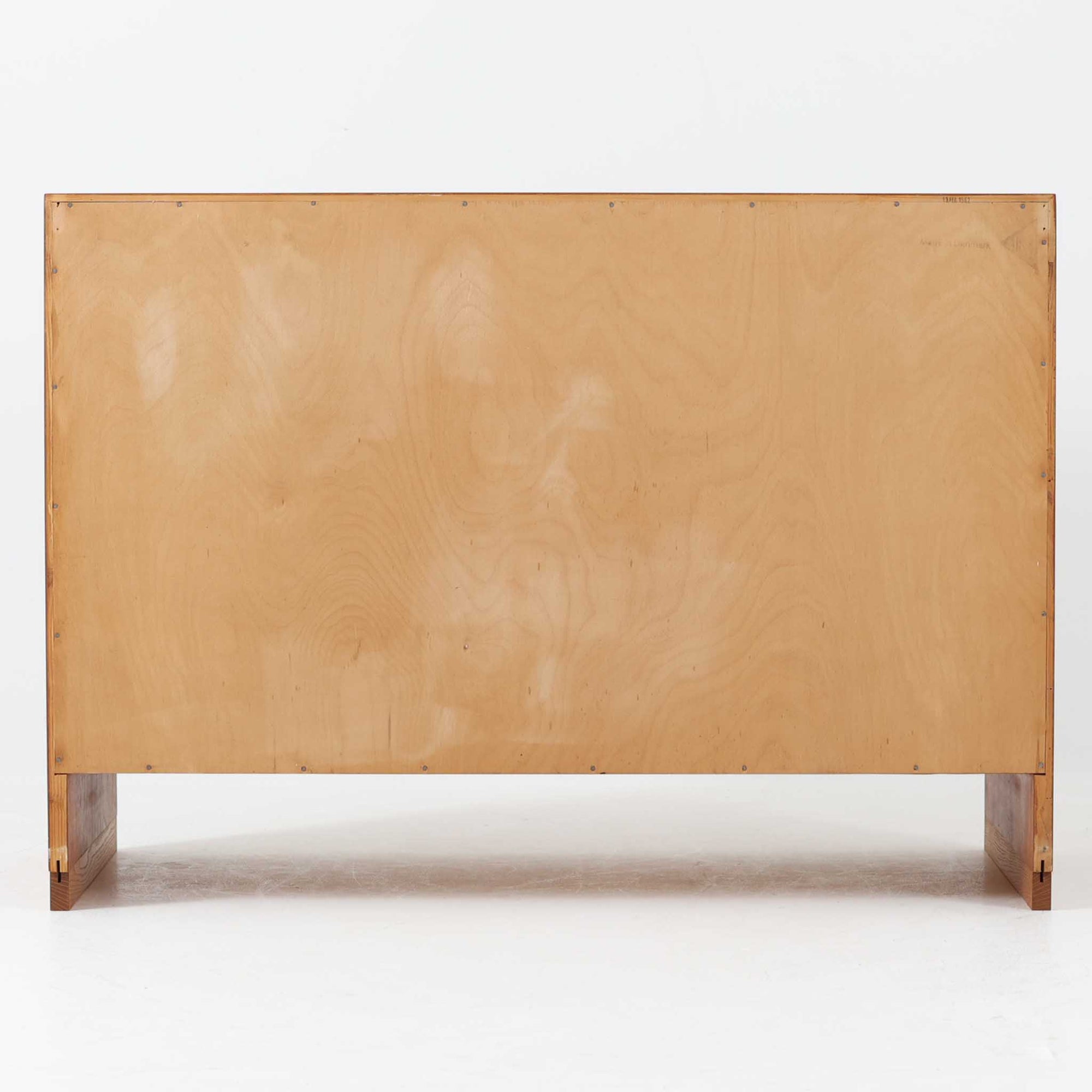 Hans J. Wegnerが手掛けたこちらの多段チェストは、Ry Mobler社によって1962年に製造されたもので、チーク材とオーク材の美しいコントラストが印象的な一台です。チーク材仕様のモデルは現存数が少なく、希少です。端正なフォルムと落ち着いた木肌は、寝室やリビングに上質な温もりをもたらします。引き出し内部にはフェルトが敷かれ、最上段には鍵付きの収納も備わっており、細部にまでこだわった設計が魅力です。※写真には写っておりませんが、鍵が1点付属いたします。実用性と美しさを兼ね備えた、北欧ビンテージらしい逸品です。