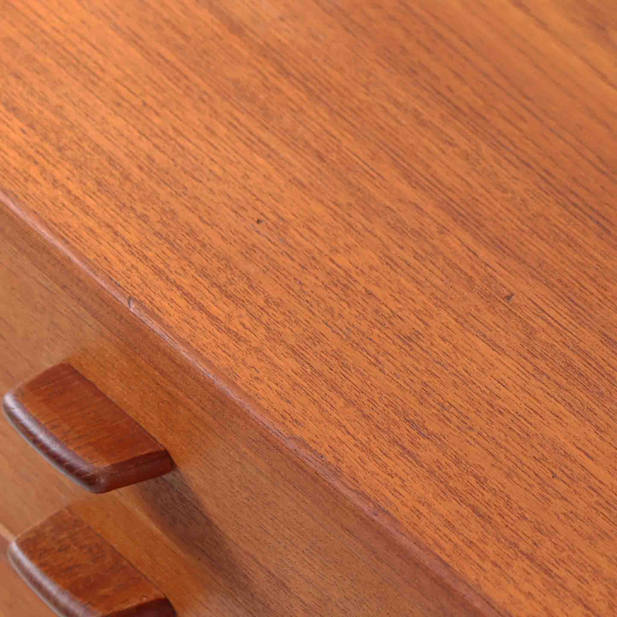 Hans J. Wegnerが手掛けたこちらの多段チェストは、Ry Mobler社によって1962年に製造されたもので、チーク材とオーク材の美しいコントラストが印象的な一台です。チーク材仕様のモデルは現存数が少なく、希少です。端正なフォルムと落ち着いた木肌は、寝室やリビングに上質な温もりをもたらします。引き出し内部にはフェルトが敷かれ、最上段には鍵付きの収納も備わっており、細部にまでこだわった設計が魅力です。※写真には写っておりませんが、鍵が1点付属いたします。実用性と美しさを兼ね備えた、北欧ビンテージらしい逸品です。