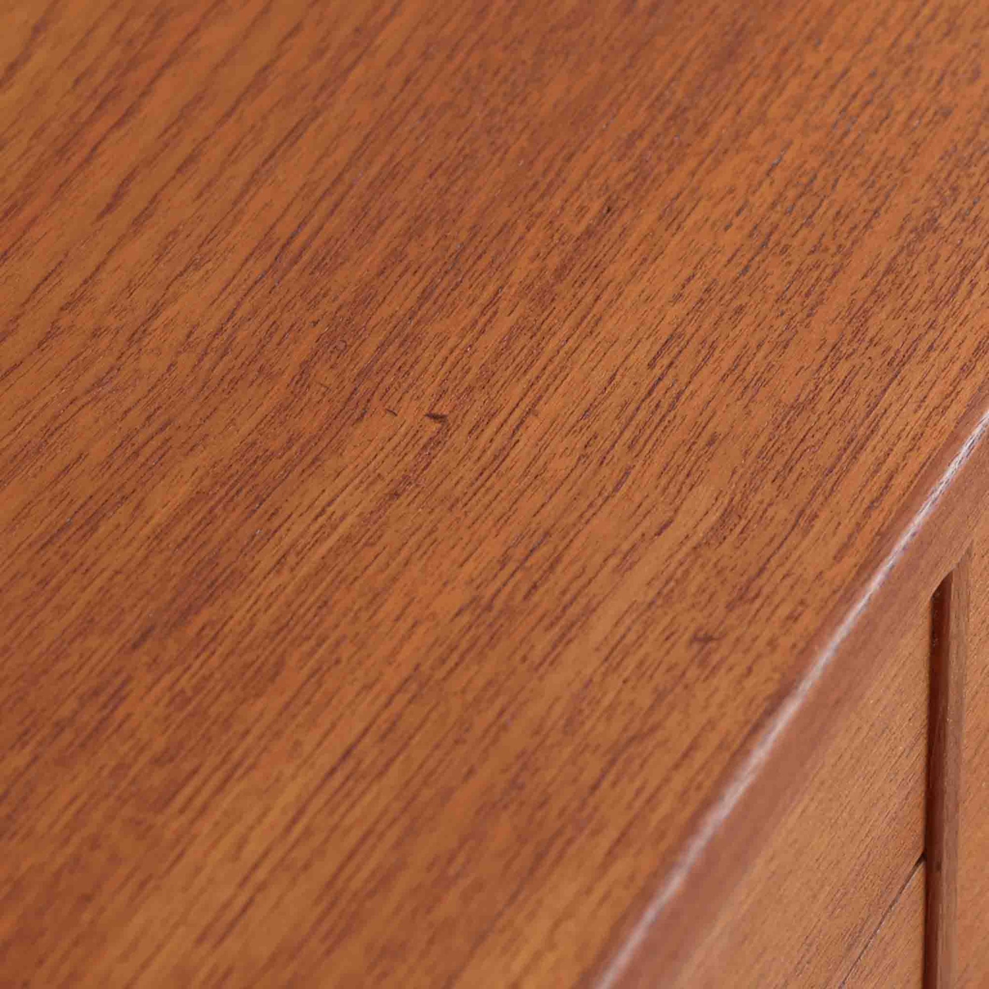 Hans J. Wegnerが手掛けたこちらの多段チェストは、Ry Mobler社によって1962年に製造されたもので、チーク材とオーク材の美しいコントラストが印象的な一台です。チーク材仕様のモデルは現存数が少なく、希少です。端正なフォルムと落ち着いた木肌は、寝室やリビングに上質な温もりをもたらします。引き出し内部にはフェルトが敷かれ、最上段には鍵付きの収納も備わっており、細部にまでこだわった設計が魅力です。※写真には写っておりませんが、鍵が1点付属いたします。実用性と美しさを兼ね備えた、北欧ビンテージらしい逸品です。