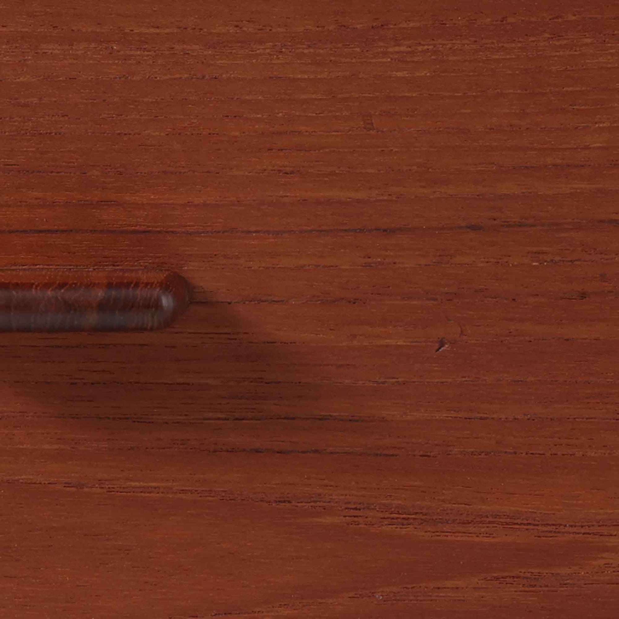 Hans J. Wegnerが手掛けたこちらの多段チェストは、Ry Mobler社によって1962年に製造されたもので、チーク材とオーク材の美しいコントラストが印象的な一台です。チーク材仕様のモデルは現存数が少なく、希少です。端正なフォルムと落ち着いた木肌は、寝室やリビングに上質な温もりをもたらします。引き出し内部にはフェルトが敷かれ、最上段には鍵付きの収納も備わっており、細部にまでこだわった設計が魅力です。※写真には写っておりませんが、鍵が1点付属いたします。実用性と美しさを兼ね備えた、北欧ビンテージらしい逸品です。