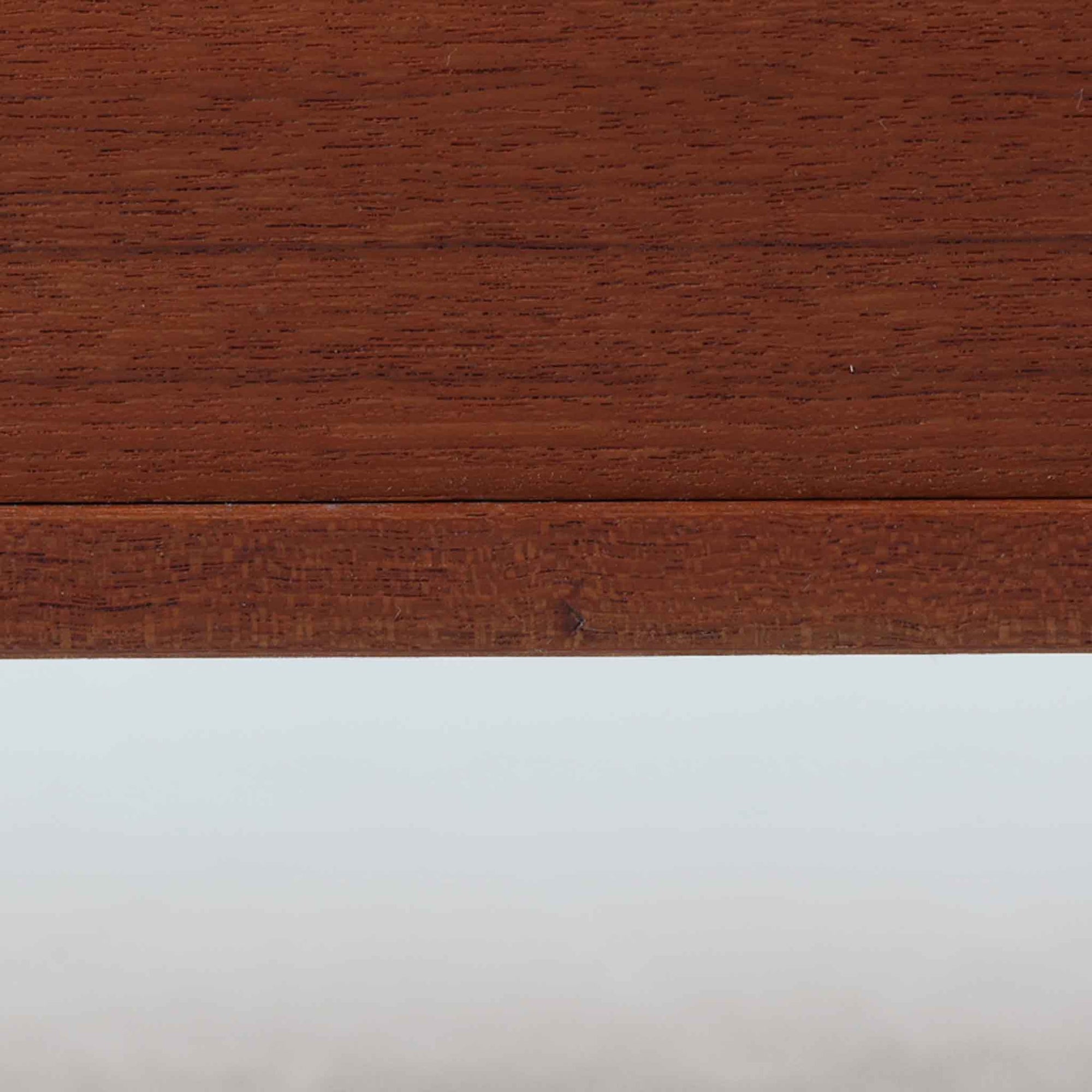 Hans J. Wegnerが手掛けたこちらの多段チェストは、Ry Mobler社によって1962年に製造されたもので、チーク材とオーク材の美しいコントラストが印象的な一台です。チーク材仕様のモデルは現存数が少なく、希少です。端正なフォルムと落ち着いた木肌は、寝室やリビングに上質な温もりをもたらします。引き出し内部にはフェルトが敷かれ、最上段には鍵付きの収納も備わっており、細部にまでこだわった設計が魅力です。※写真には写っておりませんが、鍵が1点付属いたします。実用性と美しさを兼ね備えた、北欧ビンテージらしい逸品です。