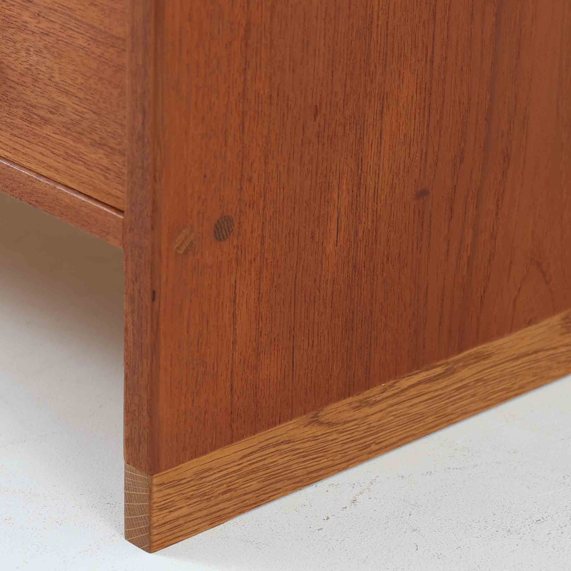 Hans J. Wegnerが手掛けたこちらの多段チェストは、Ry Mobler社によって1962年に製造されたもので、チーク材とオーク材の美しいコントラストが印象的な一台です。チーク材仕様のモデルは現存数が少なく、希少です。端正なフォルムと落ち着いた木肌は、寝室やリビングに上質な温もりをもたらします。引き出し内部にはフェルトが敷かれ、最上段には鍵付きの収納も備わっており、細部にまでこだわった設計が魅力です。※写真には写っておりませんが、鍵が1点付属いたします。実用性と美しさを兼ね備えた、北欧ビンテージらしい逸品です。