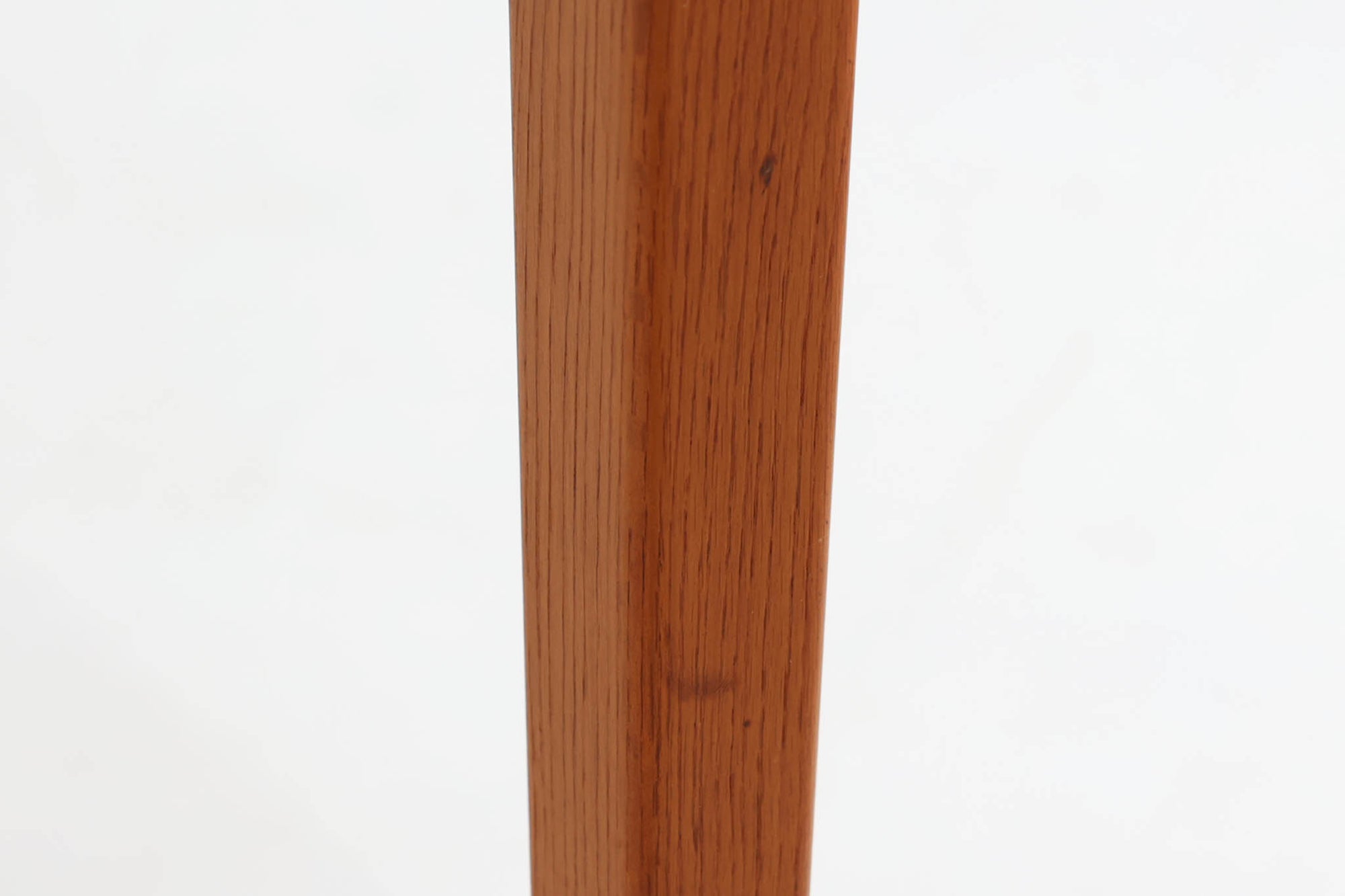 こちらはスウェーデンで買い付けたエクステンションダイニングテーブルです。天板は、珍しいラウンドスクエアの形状を採用しており、柔らかな印象と洗練されたデザインが魅力です。脚部は左右に開く構造で安定感があり、幕板は中央部分に向かってカットされているため、椅子の出し入れや座り心地にも配慮されています。また、来客時には付属の拡張板を使用することで、天板を簡単に広げられ、大人数での食事にも対応可能です。使い手の利便性を追求した設計が光る一品です。素材には、良質なチーク材とオーク材を使用しており、木目の美しさや温かみを感じられます。北欧家具ならではの高いデザイン性と実用性を兼ね備えたダイニングテーブルをぜひお楽しみください。