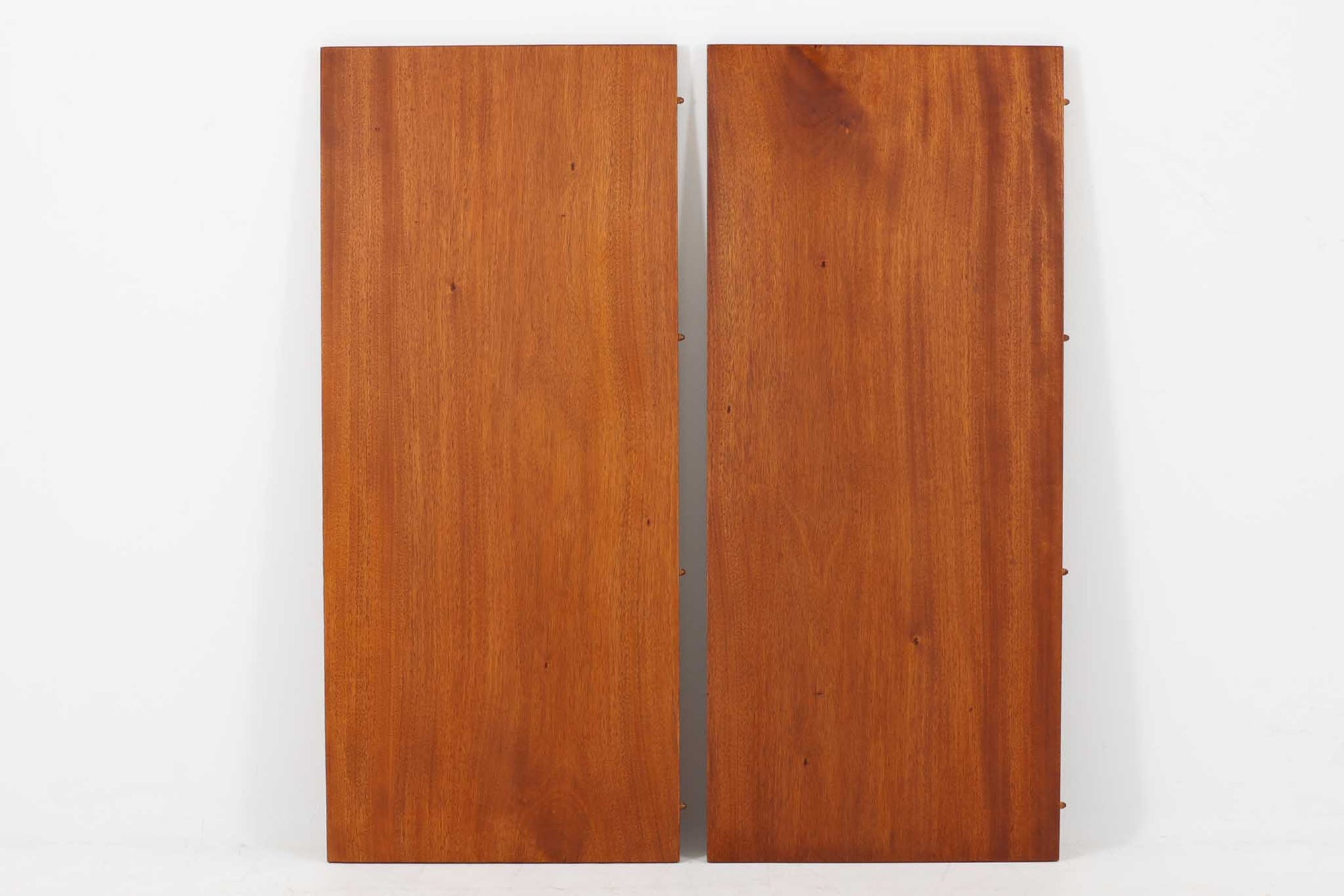 こちらはスウェーデンで買い付けたエクステンションダイニングテーブルです。天板は、珍しいラウンドスクエアの形状を採用しており、柔らかな印象と洗練されたデザインが魅力です。脚部は左右に開く構造で安定感があり、幕板は中央部分に向かってカットされているため、椅子の出し入れや座り心地にも配慮されています。また、来客時には付属の拡張板を使用することで、天板を簡単に広げられ、大人数での食事にも対応可能です。使い手の利便性を追求した設計が光る一品です。素材には、良質なチーク材とオーク材を使用しており、木目の美しさや温かみを感じられます。北欧家具ならではの高いデザイン性と実用性を兼ね備えたダイニングテーブルをぜひお楽しみください。