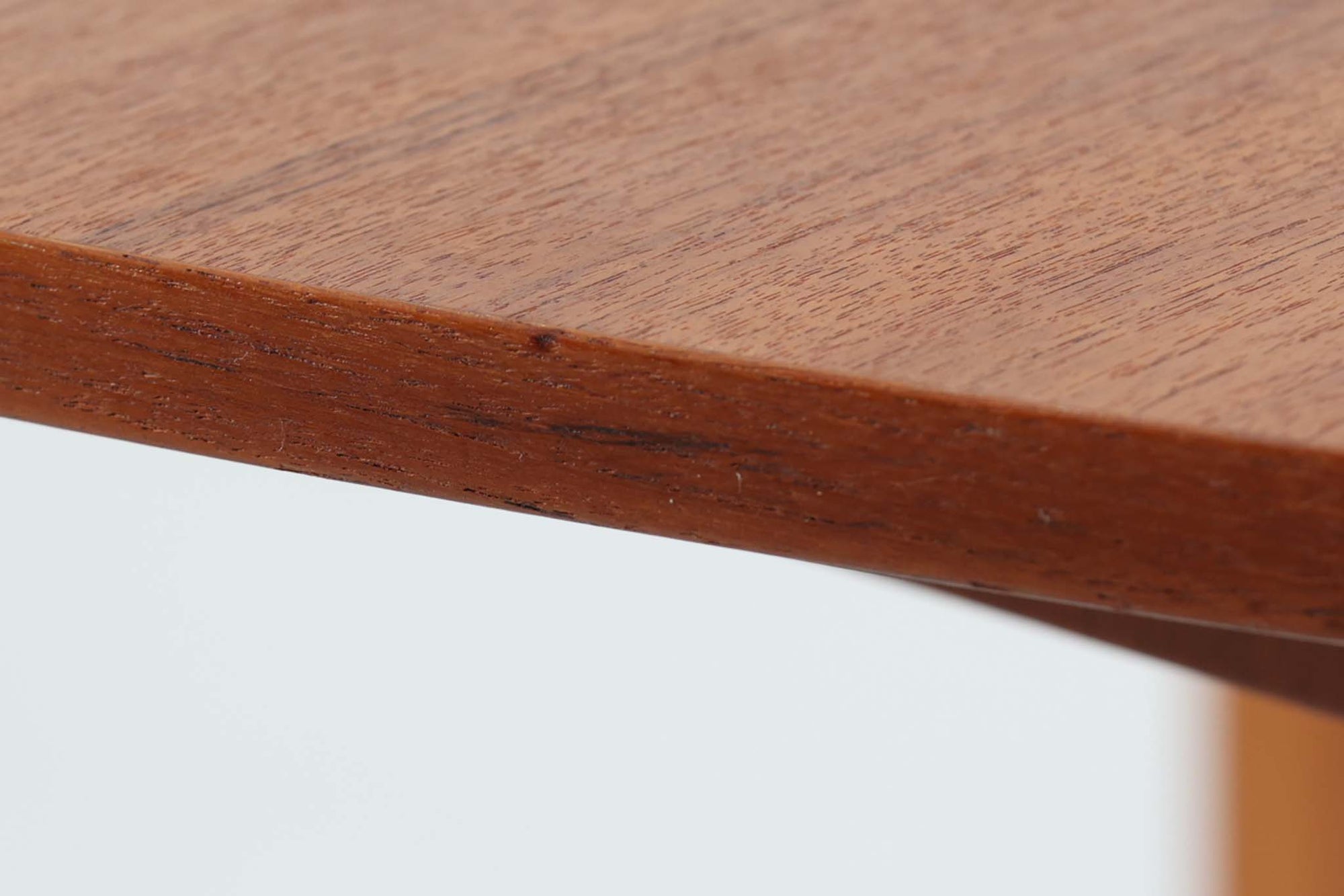 こちらはスウェーデンで買い付けたエクステンションダイニングテーブルです。天板は、珍しいラウンドスクエアの形状を採用しており、柔らかな印象と洗練されたデザインが魅力です。脚部は左右に開く構造で安定感があり、幕板は中央部分に向かってカットされているため、椅子の出し入れや座り心地にも配慮されています。また、来客時には付属の拡張板を使用することで、天板を簡単に広げられ、大人数での食事にも対応可能です。使い手の利便性を追求した設計が光る一品です。素材には、良質なチーク材とオーク材を使用しており、木目の美しさや温かみを感じられます。北欧家具ならではの高いデザイン性と実用性を兼ね備えたダイニングテーブルをぜひお楽しみください。