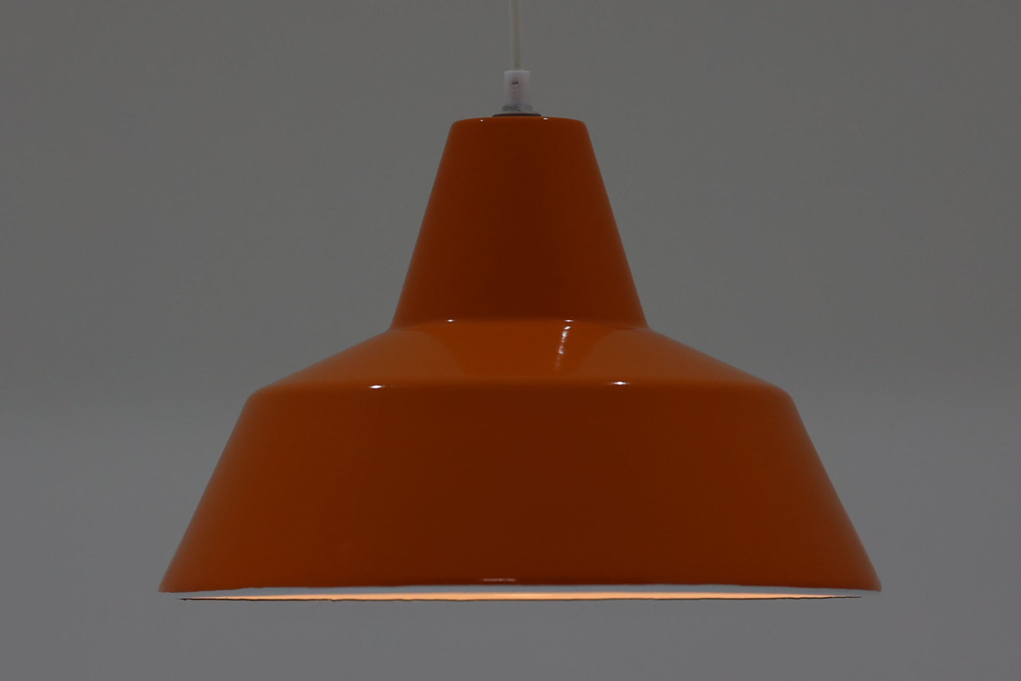 「The work shop lamp」です。Louis Poulsen社の定番ランプ。復刻品はアルミ製ですが、こちらはビンテージ品ならではの琺瑯＆エナメルモデル。艶感が魅力的です。