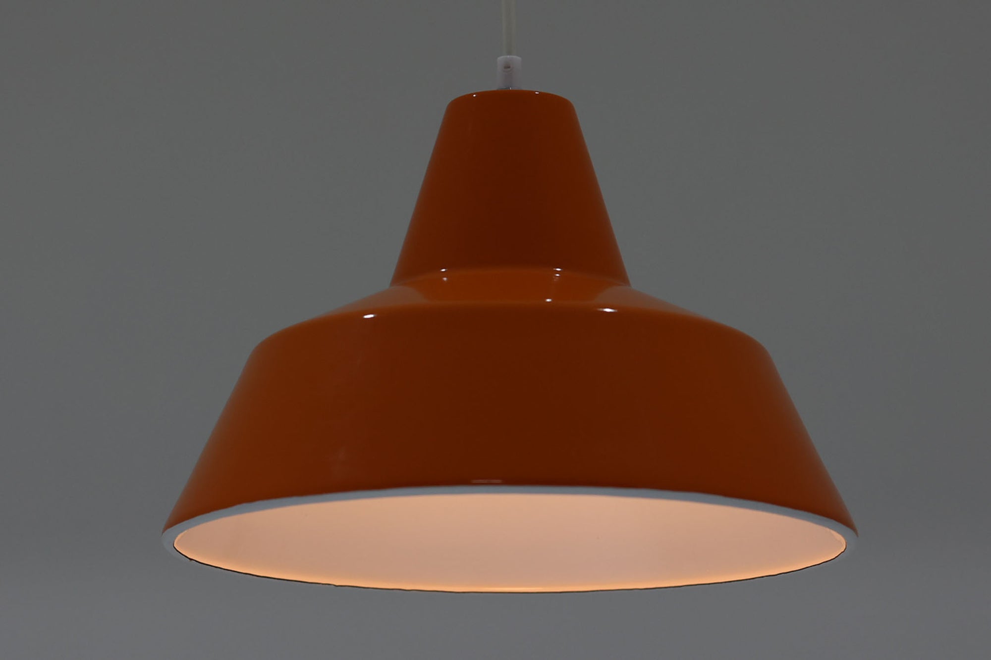 「The work shop lamp」です。Louis Poulsen社の定番ランプ。復刻品はアルミ製ですが、こちらはビンテージ品ならではの琺瑯＆エナメルモデル。艶感が魅力的です。