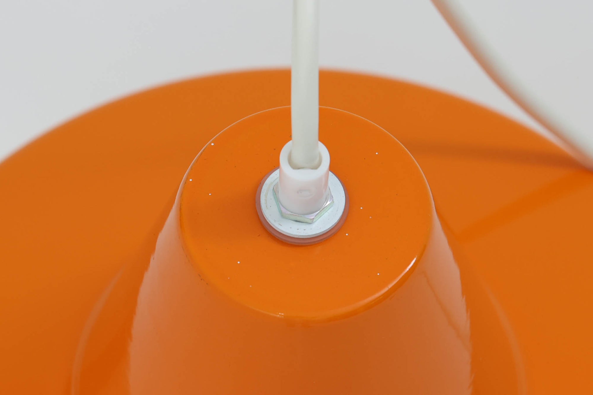 「The work shop lamp」です。Louis Poulsen社の定番ランプ。復刻品はアルミ製ですが、こちらはビンテージ品ならではの琺瑯＆エナメルモデル。艶感が魅力的です。