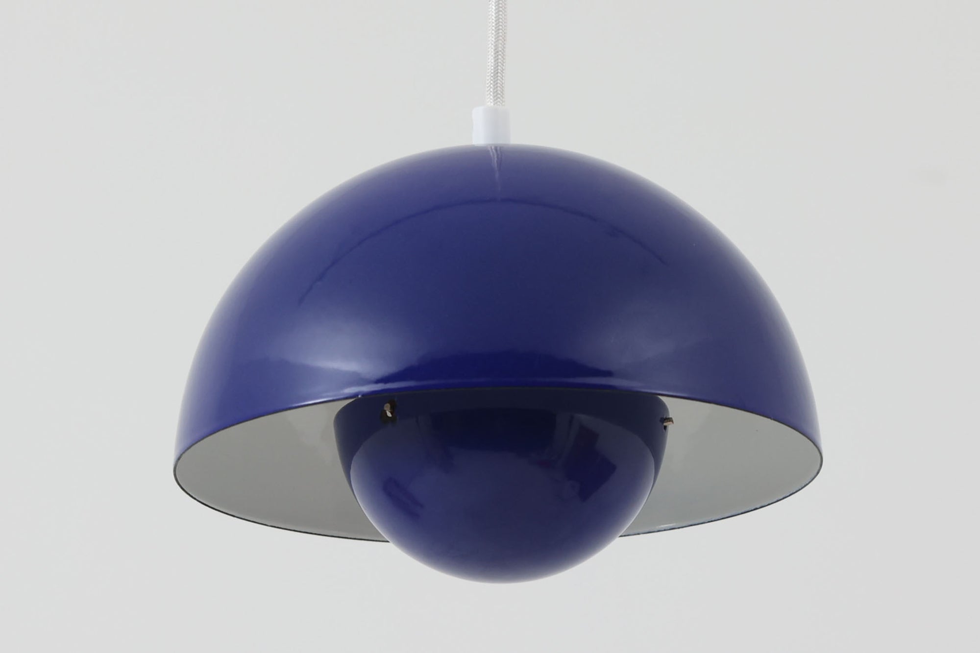 "ヴェルナー・パントン"によってデザインされた、「FlowerPot」ペンダントライトです。Louis Poulsen社で製作された初期モデルです。現在は&amp;Tradition社にて製作されていますが、サイズと素材が異なります。サイズは現行品より小ぶりで、素材は琺瑯が使用されています。