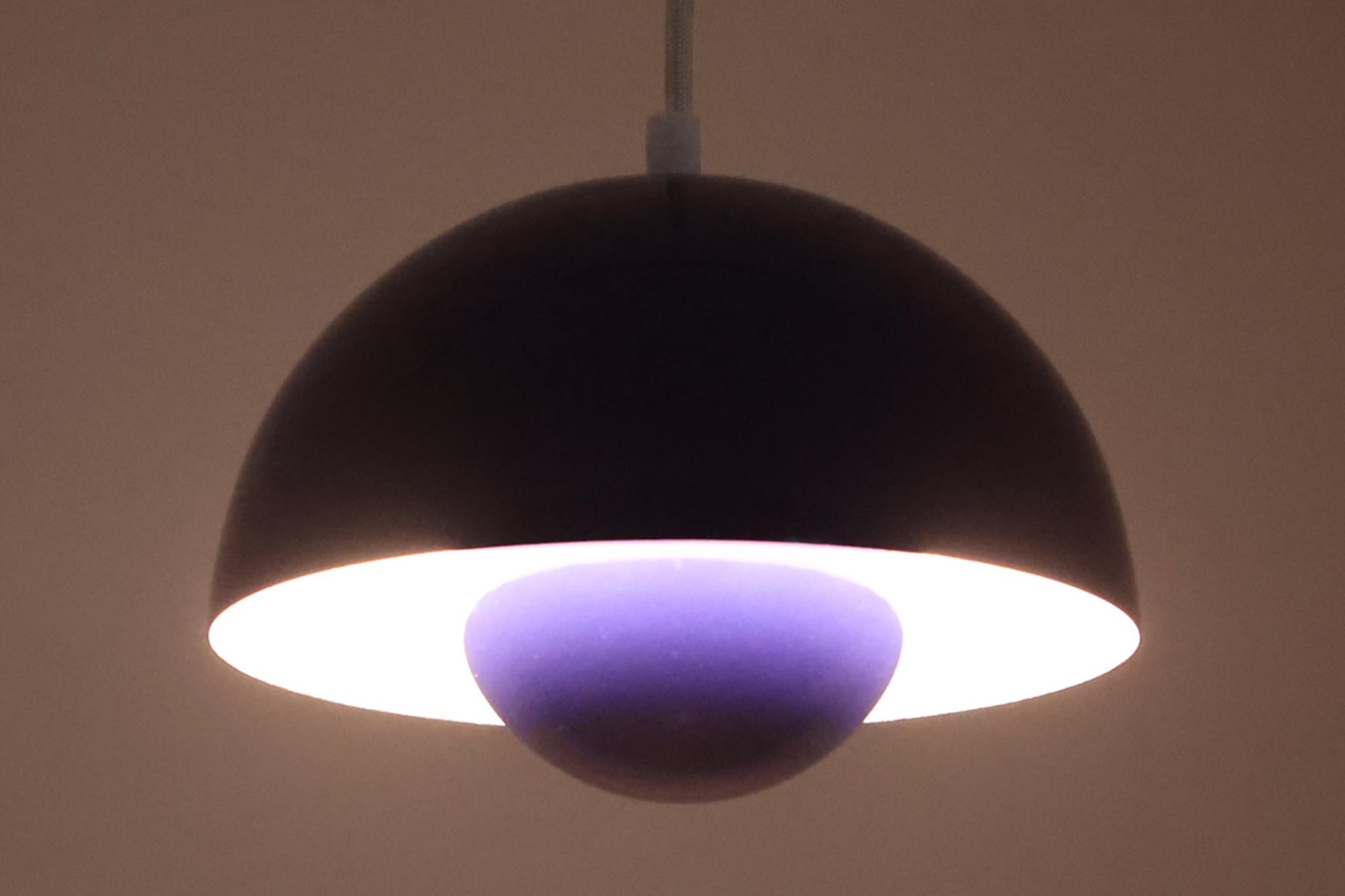 "ヴェルナー・パントン"によってデザインされた、「FlowerPot」ペンダントライトです。Louis Poulsen社で製作された初期モデルです。現在は&amp;Tradition社にて製作されていますが、サイズと素材が異なります。サイズは現行品より小ぶりで、素材は琺瑯が使用されています。