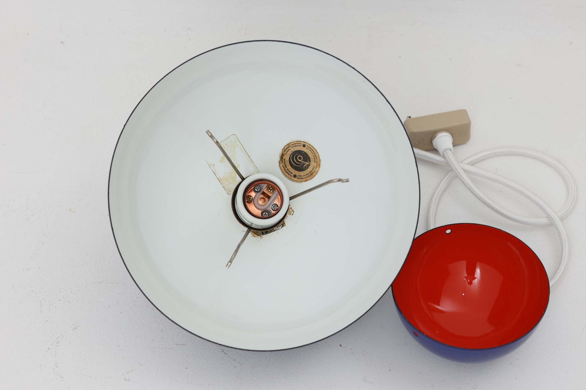 "ヴェルナー・パントン"によってデザインされた、「FlowerPot」ペンダントライトです。Louis Poulsen社で製作された初期モデルです。現在は&amp;Tradition社にて製作されていますが、サイズと素材が異なります。サイズは現行品より小ぶりで、素材は琺瑯が使用されています。