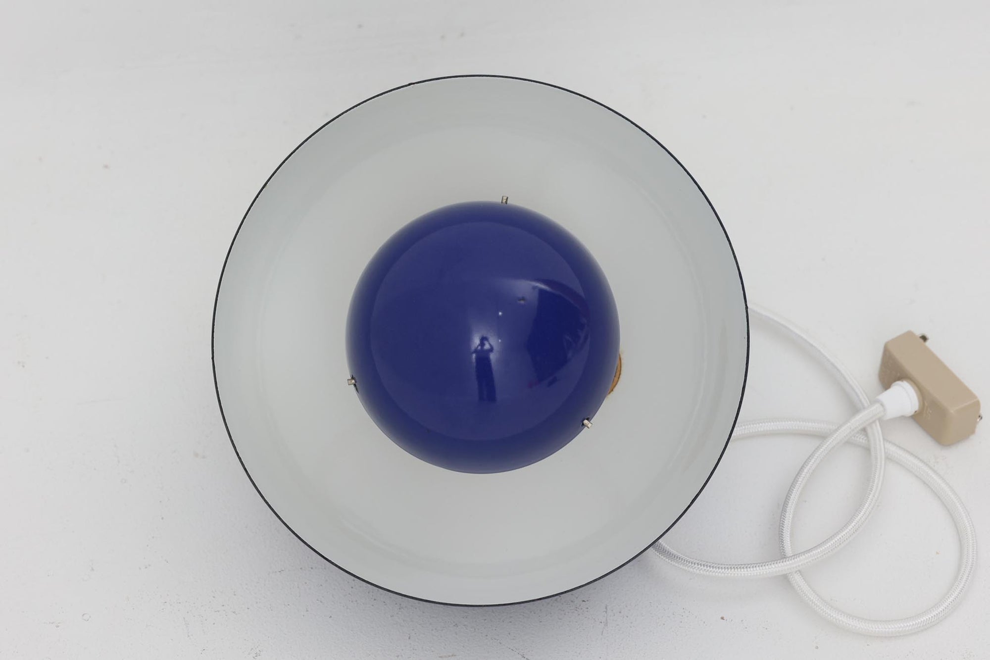 "ヴェルナー・パントン"によってデザインされた、「FlowerPot」ペンダントライトです。Louis Poulsen社で製作された初期モデルです。現在は&amp;Tradition社にて製作されていますが、サイズと素材が異なります。サイズは現行品より小ぶりで、素材は琺瑯が使用されています。