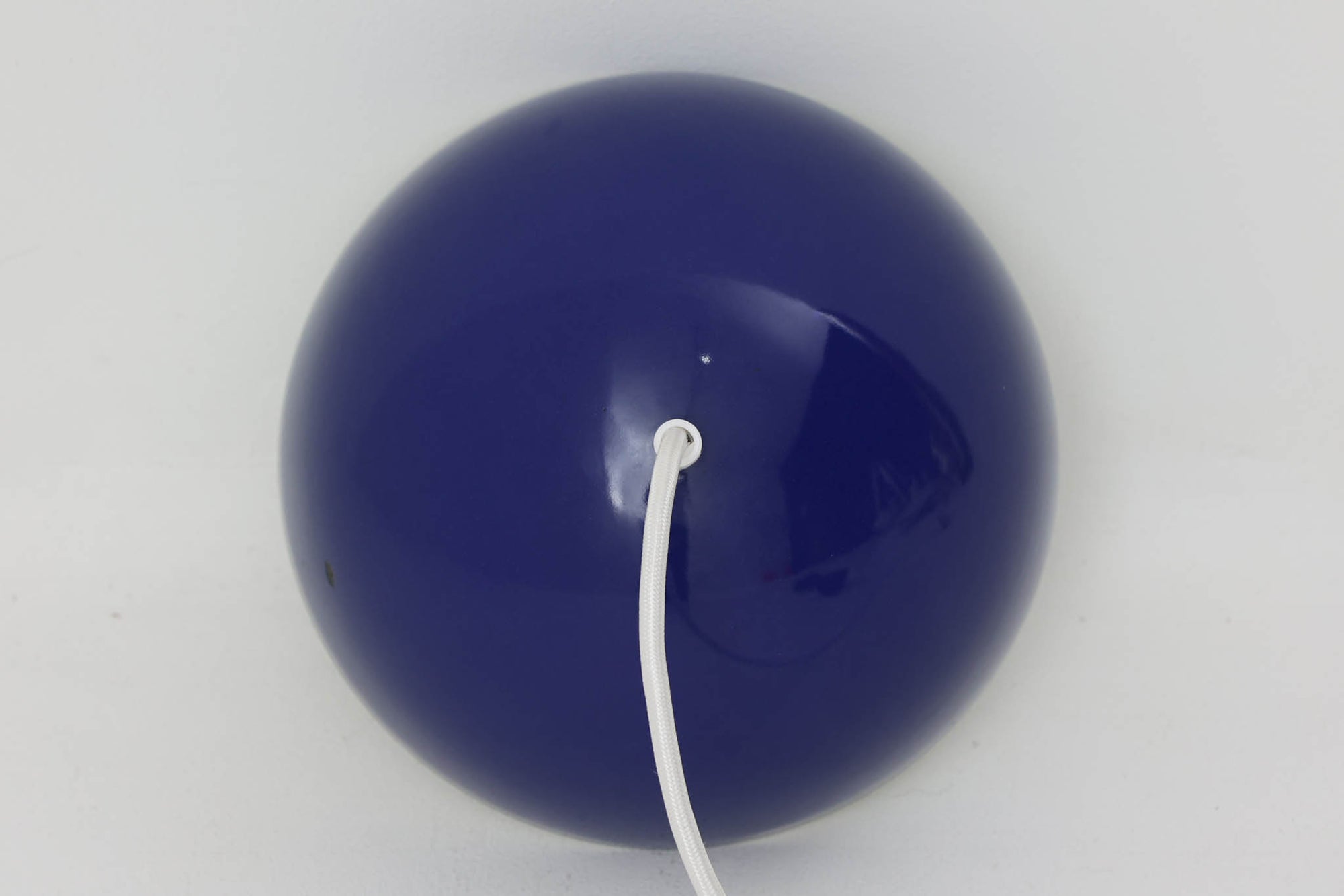 "ヴェルナー・パントン"によってデザインされた、「FlowerPot」ペンダントライトです。Louis Poulsen社で製作された初期モデルです。現在は&amp;Tradition社にて製作されていますが、サイズと素材が異なります。サイズは現行品より小ぶりで、素材は琺瑯が使用されています。