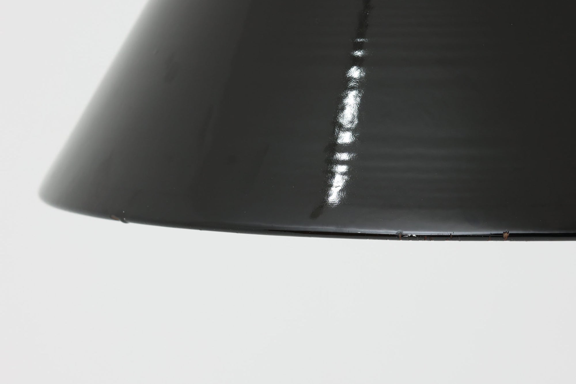 「The work shop lamp」です。Louis Poulsen社の定番ランプ。復刻品はアルミ製ですが、こちらはビンテージ品ならではの琺瑯＆エナメルモデル。艶感が魅力的です。
