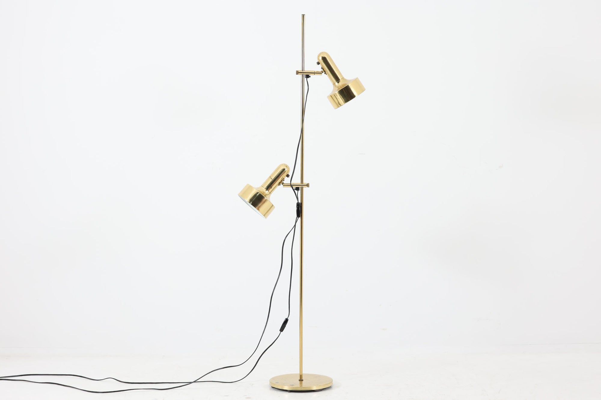 デンマークの照明ブランド「TS Belysning」によるゴールド仕上げのエレガントなフロアランプです。高さと角度を調整できる2つのシェードが特徴で、手元を明るく照らしたり空間全体に光を広げたりと、用途に応じたライティングが可能です。細身のゴールドフレームは上品で、使い込まれた錆や経年変化が味わいとなり、独特の風合いを楽しめます。北欧らしい洗練された雰囲気で、リビングや書斎に最適なデザイン性と実用性を兼ね備えた一品です。